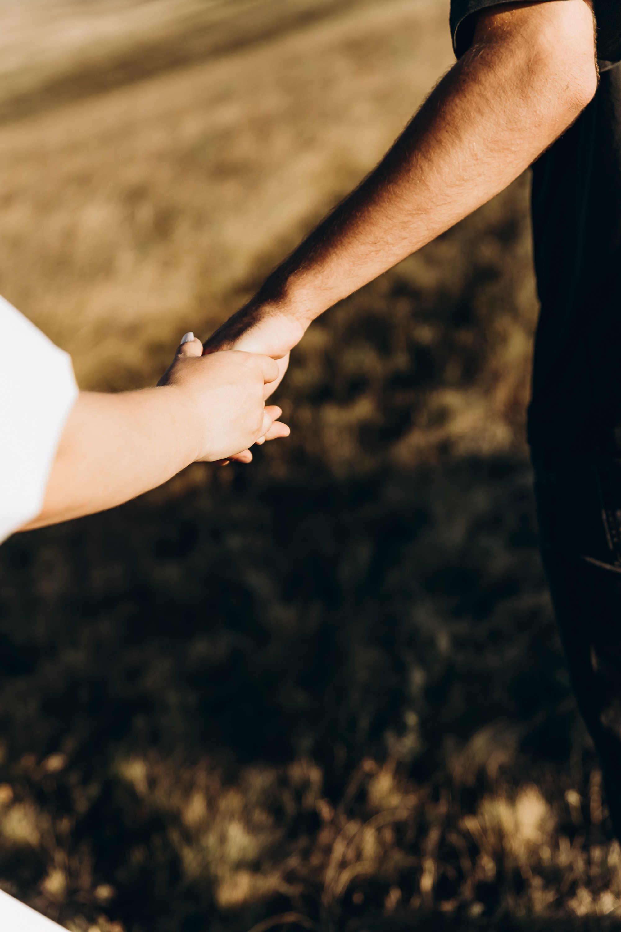 Сердца из лепестков роз на пляже, символизирующие настоящую любовь