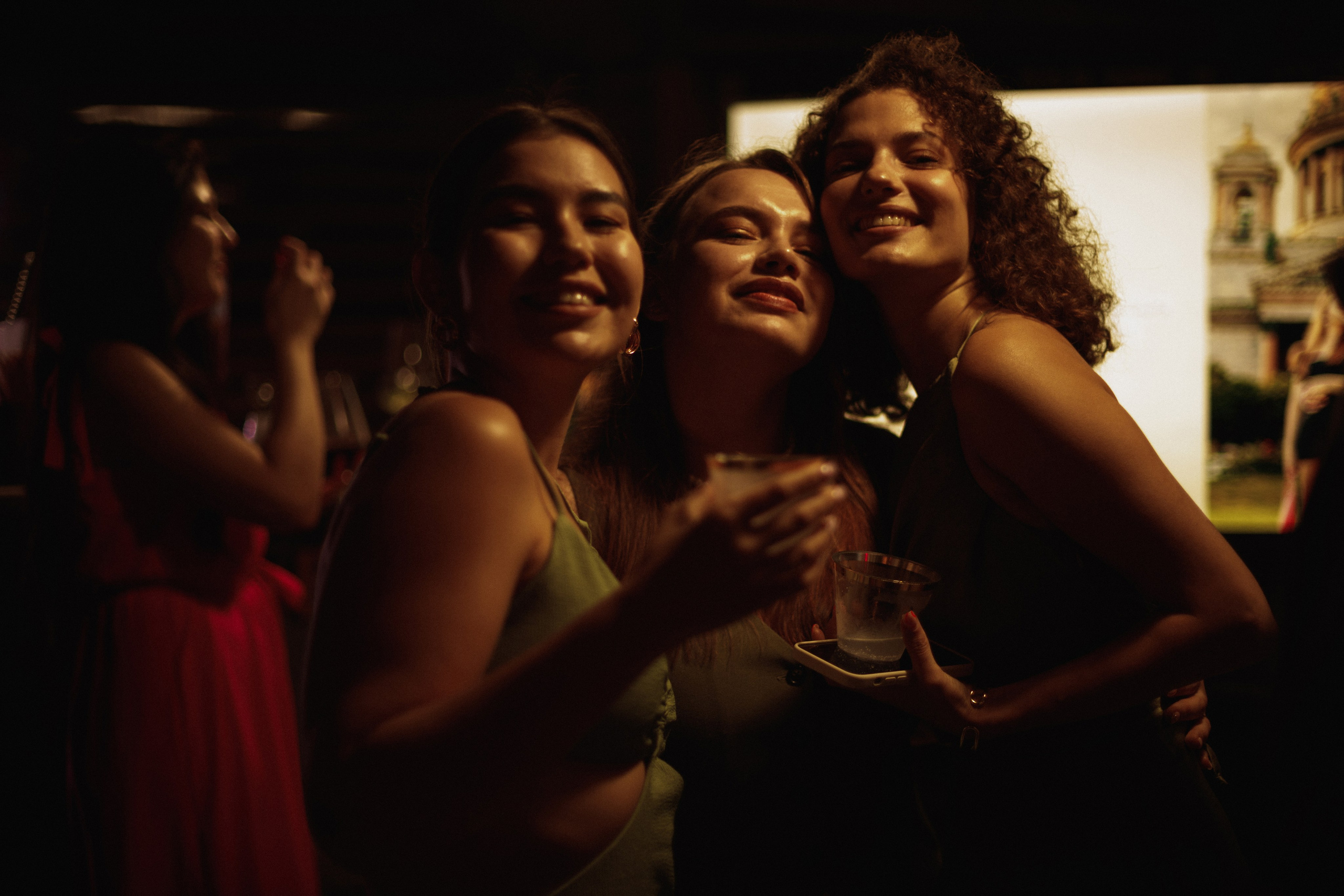 Фотосессия вечеринки у бассейна с видом на горы. Свадебный, репортажный и портретный фотограф Сочи, Краснодар. Александра Зайцева