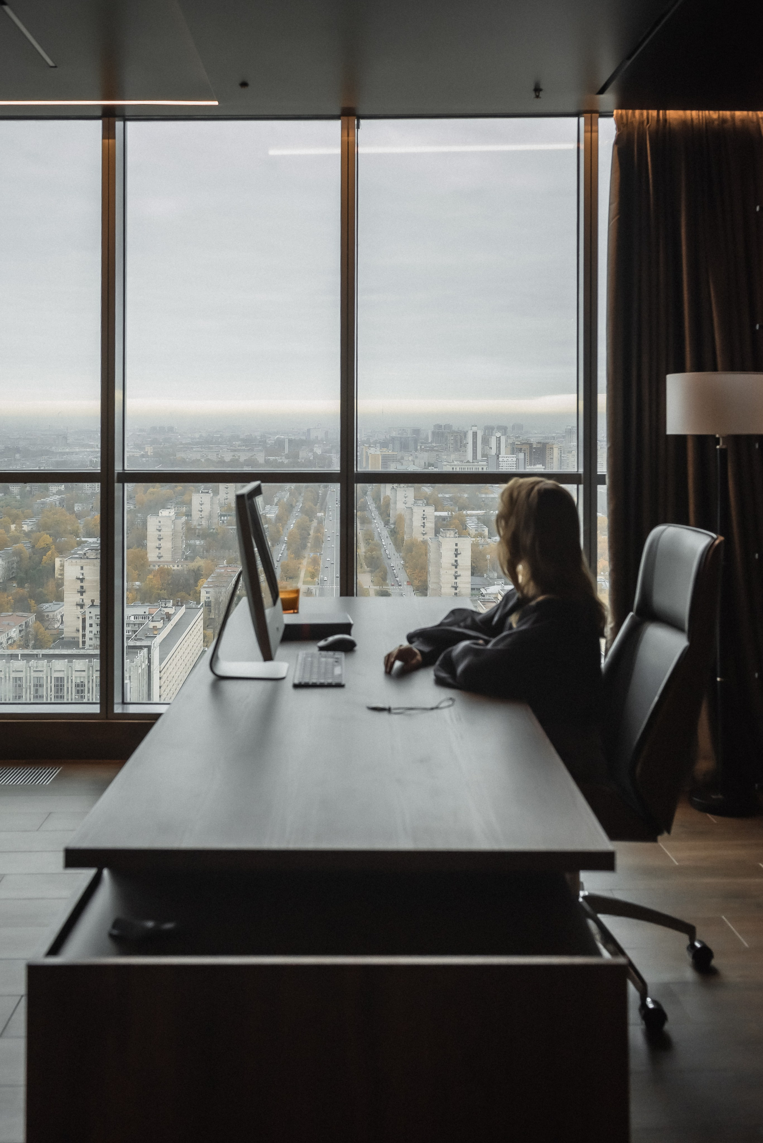 девушка за столом напротив окна