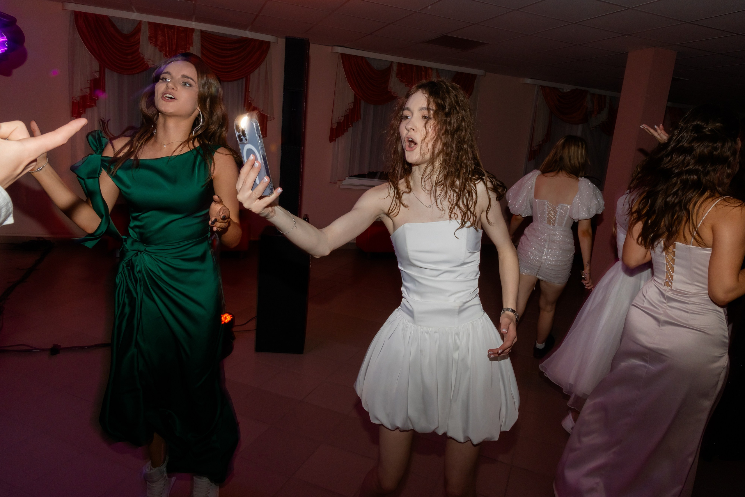 Школьный выпускной 2025 год в Минске, Беларуси. Свадебный фотограф в Минске/Беларуси Сергей Спиридонов