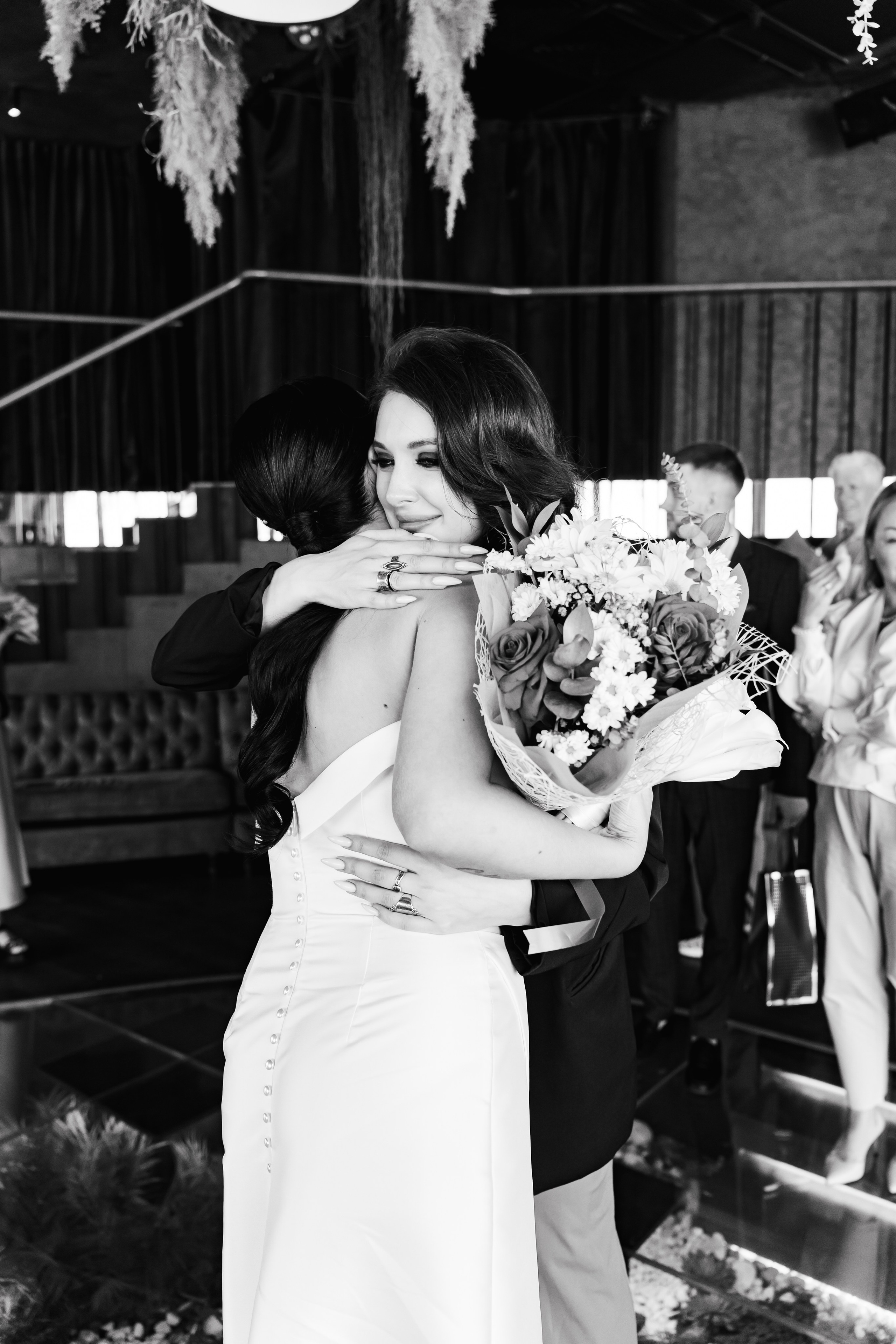 Родственники поздравляют молодоженов. Фотограф Москва