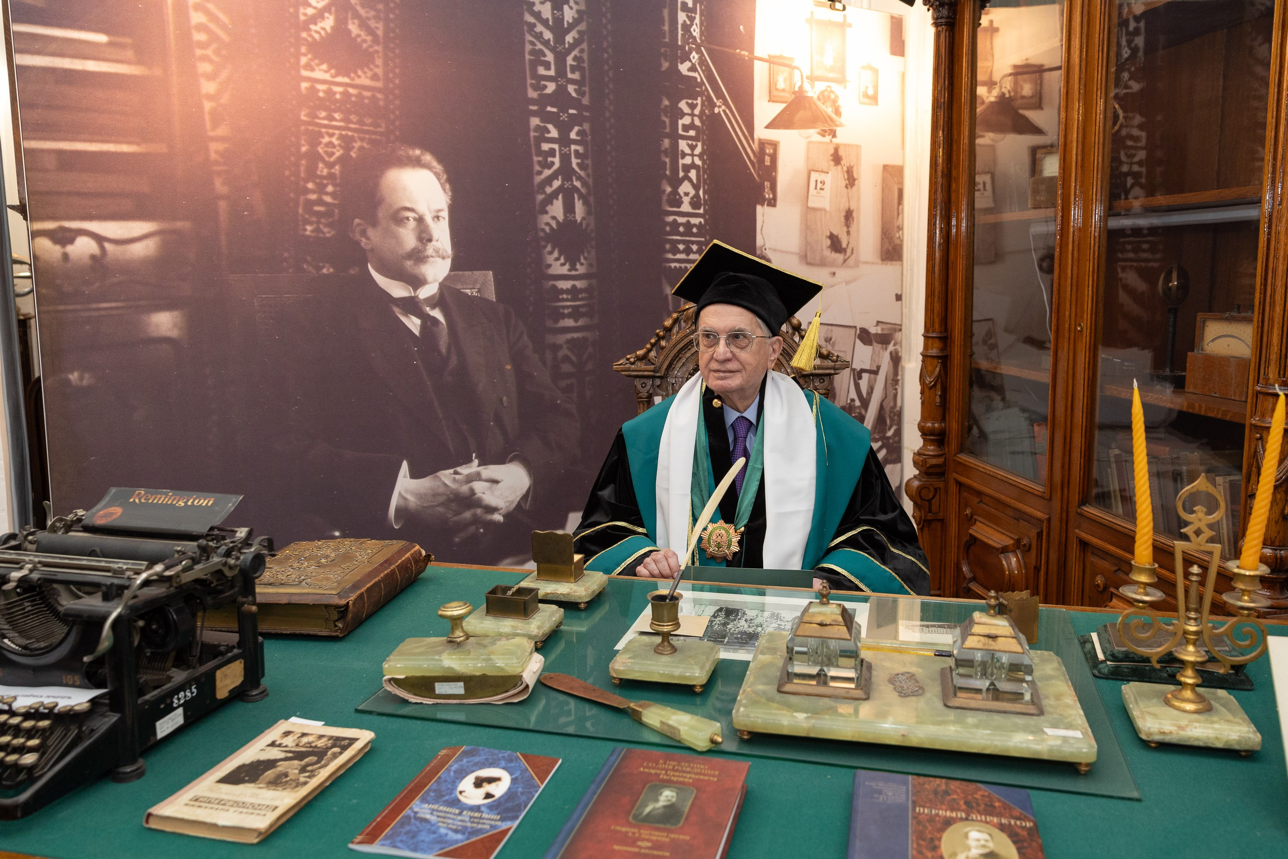 Вручения Мантия Почётного доктора директору Эрмитажа Михаилу Пиотровскому. Cup of Bib