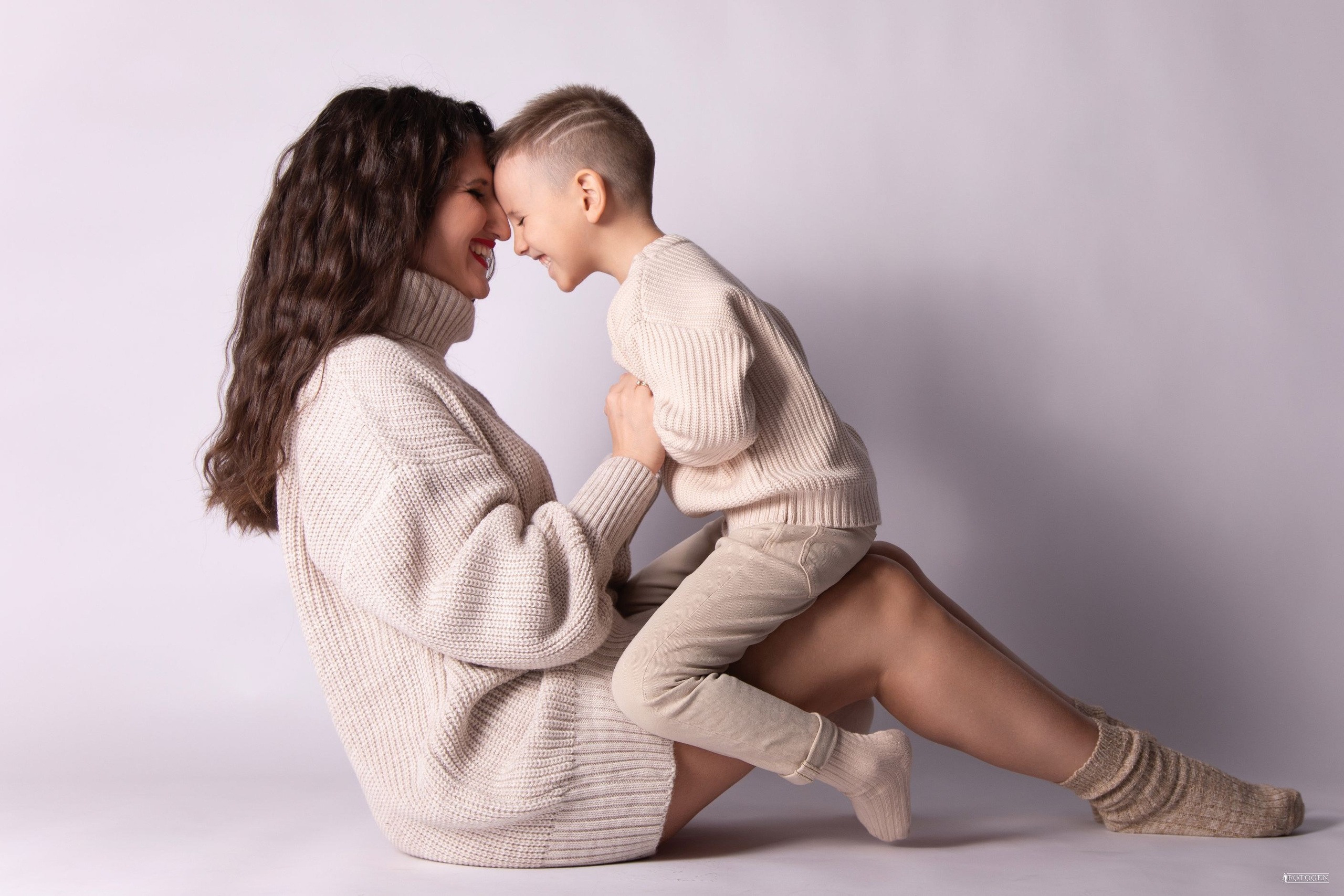 Семейная фотосессия: мама с детьми | Портфолио Fotogen. Интерьерная фотостудия FOTOGEN г. Краснодар