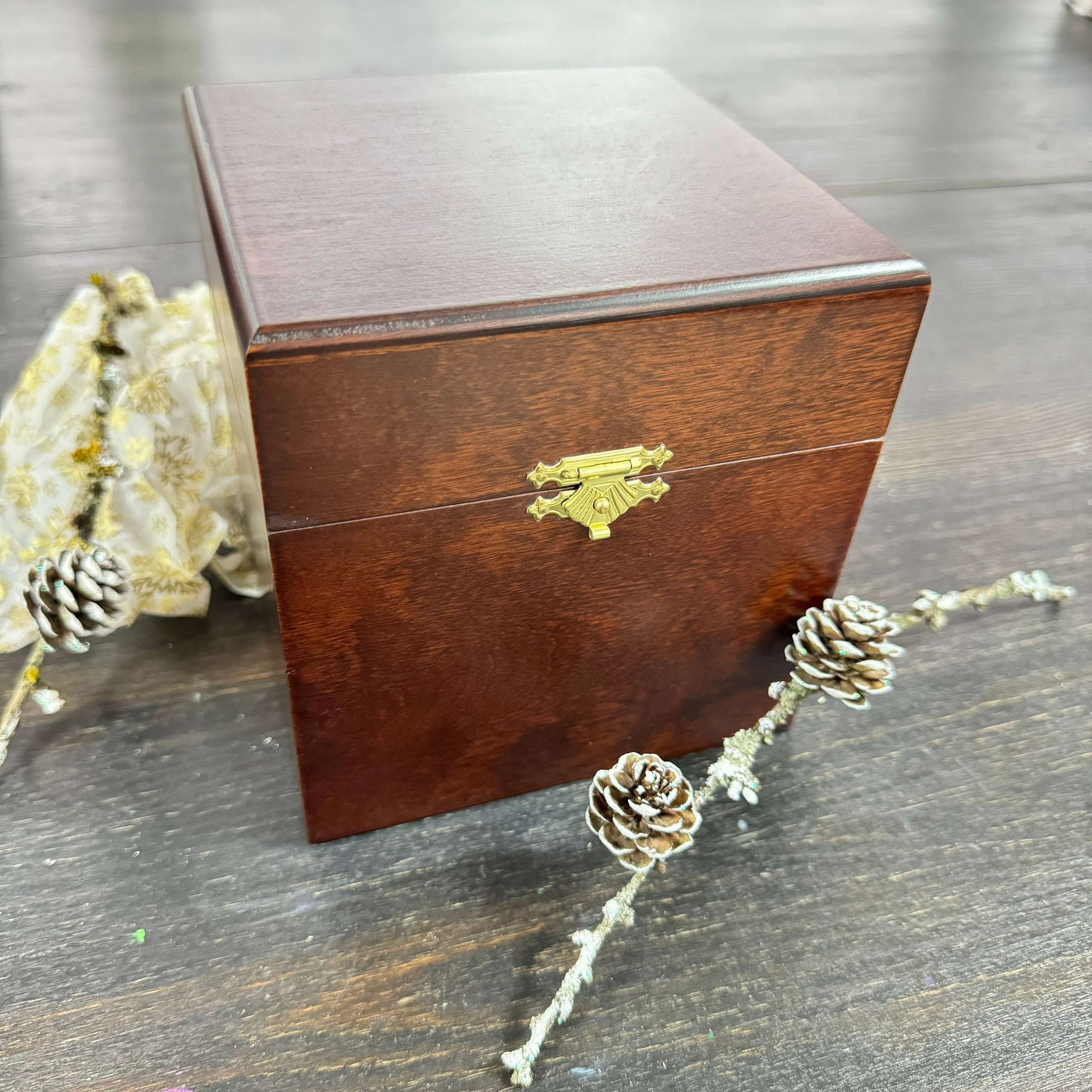 ArtSHARm- наше портфолио по ёлочным шарам с ручной росписью. Художественная ручная роспись елочных шаров, корпоративные подарки и восковые аромасвечи