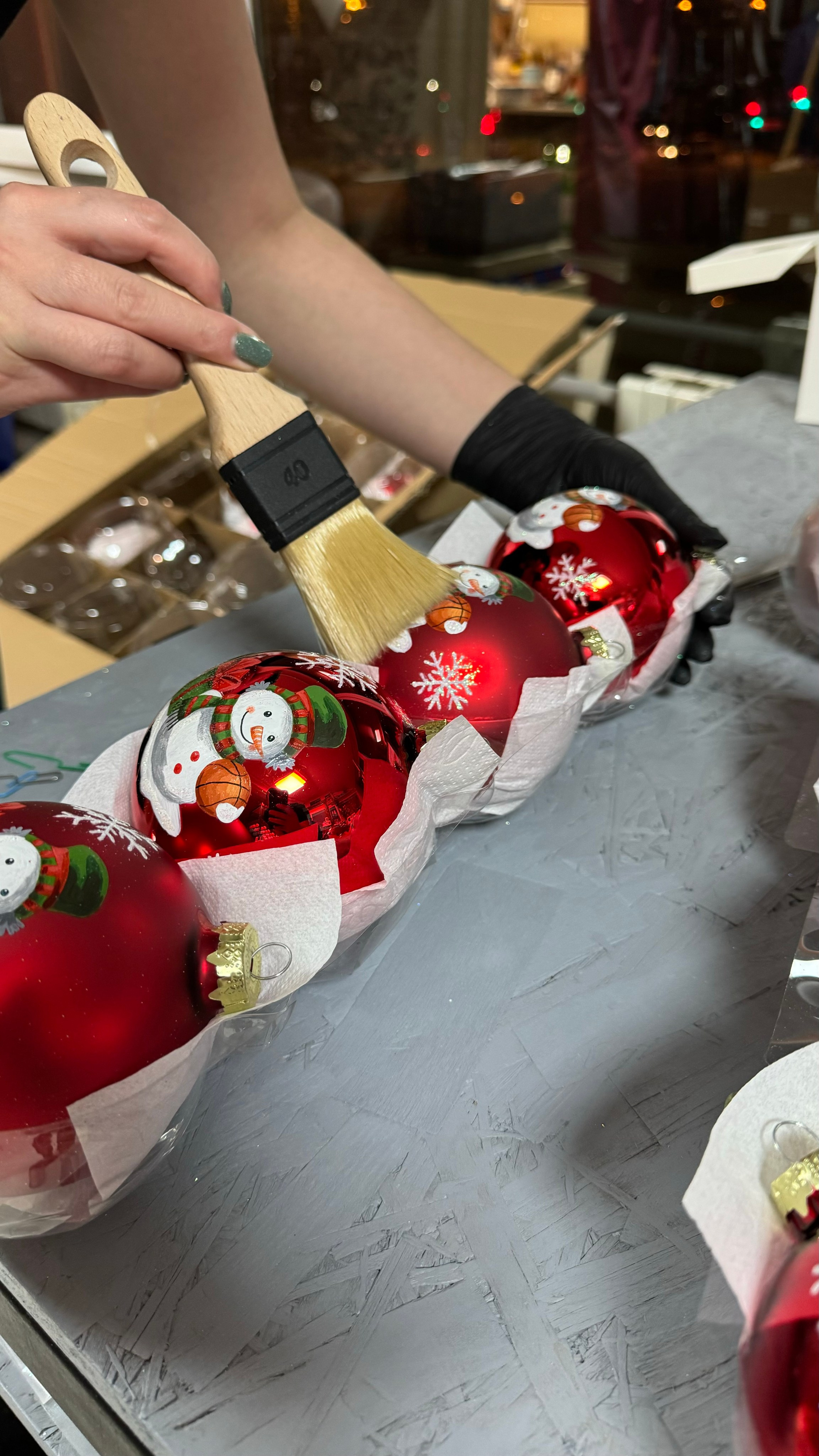 ArtSHARm- наше портфолио по ёлочным шарам с ручной росписью. Художественная ручная роспись елочных шаров, корпоративные подарки и восковые аромасвечи