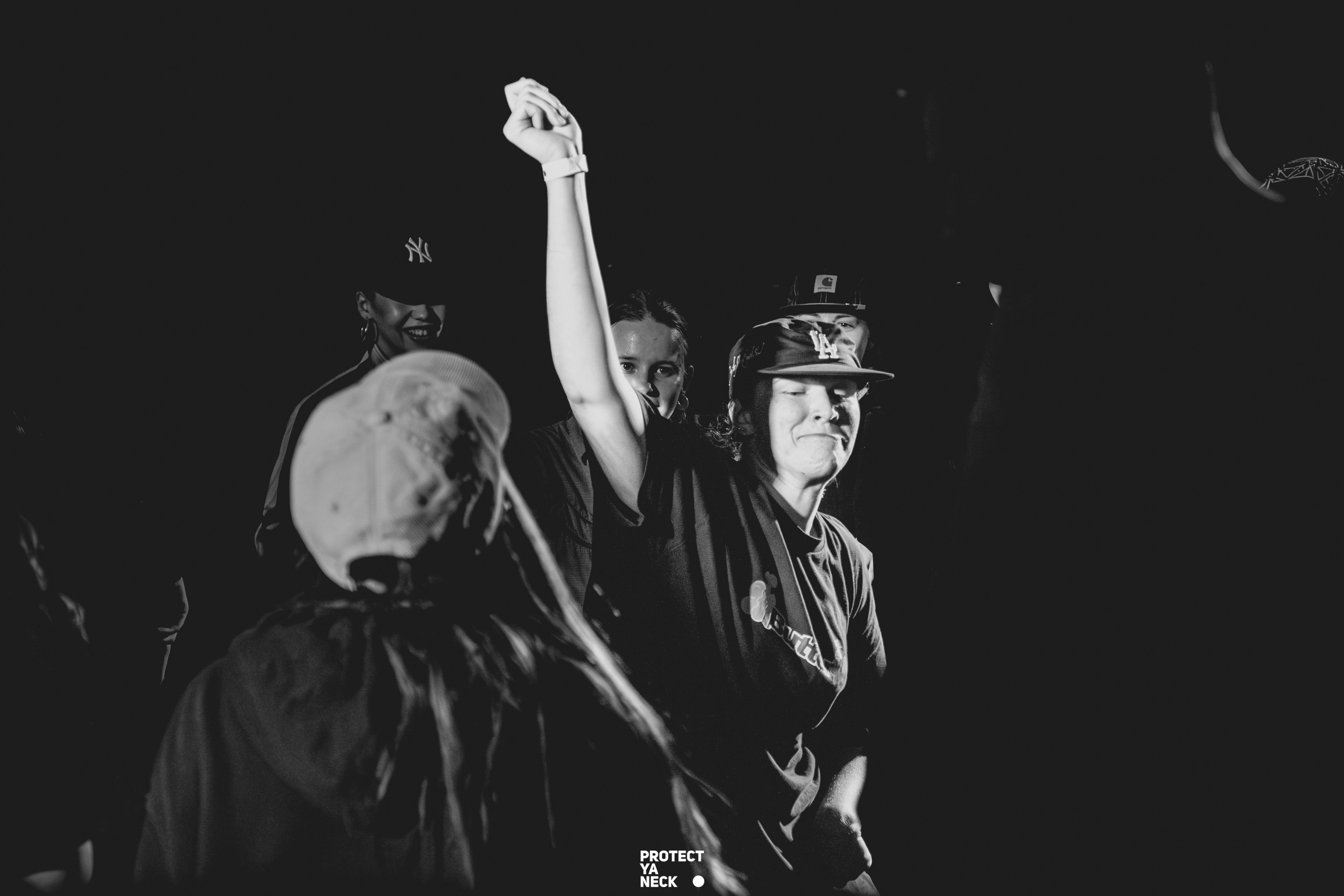 PROTECT YA NECK 22/03 (@youlovebu). Соня бу тебя сфоткала