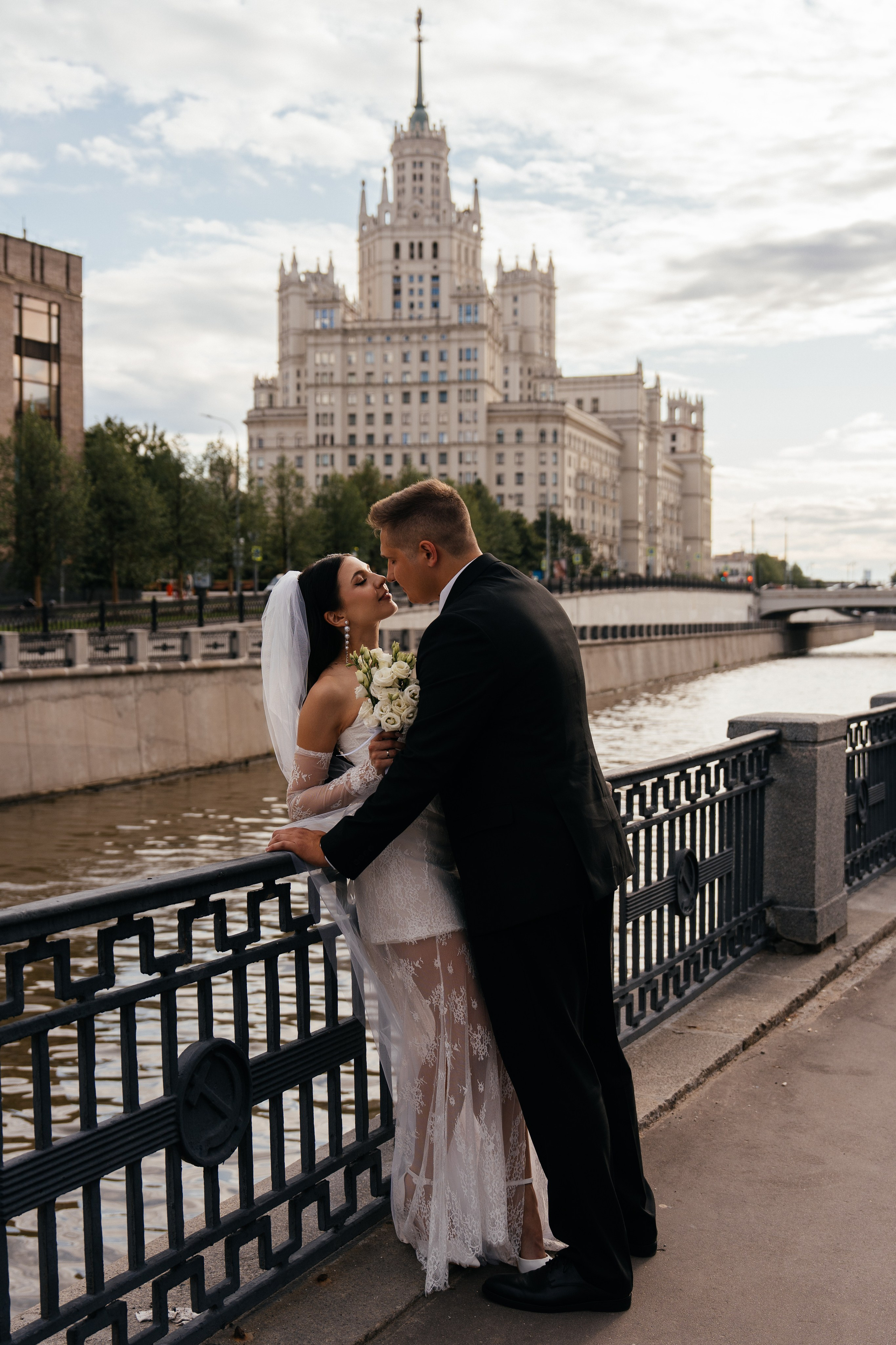Свадебная фотосессия в Москве у высотки на Котельнической набережной. Свадебный фотограф в Москве Анна Полушина