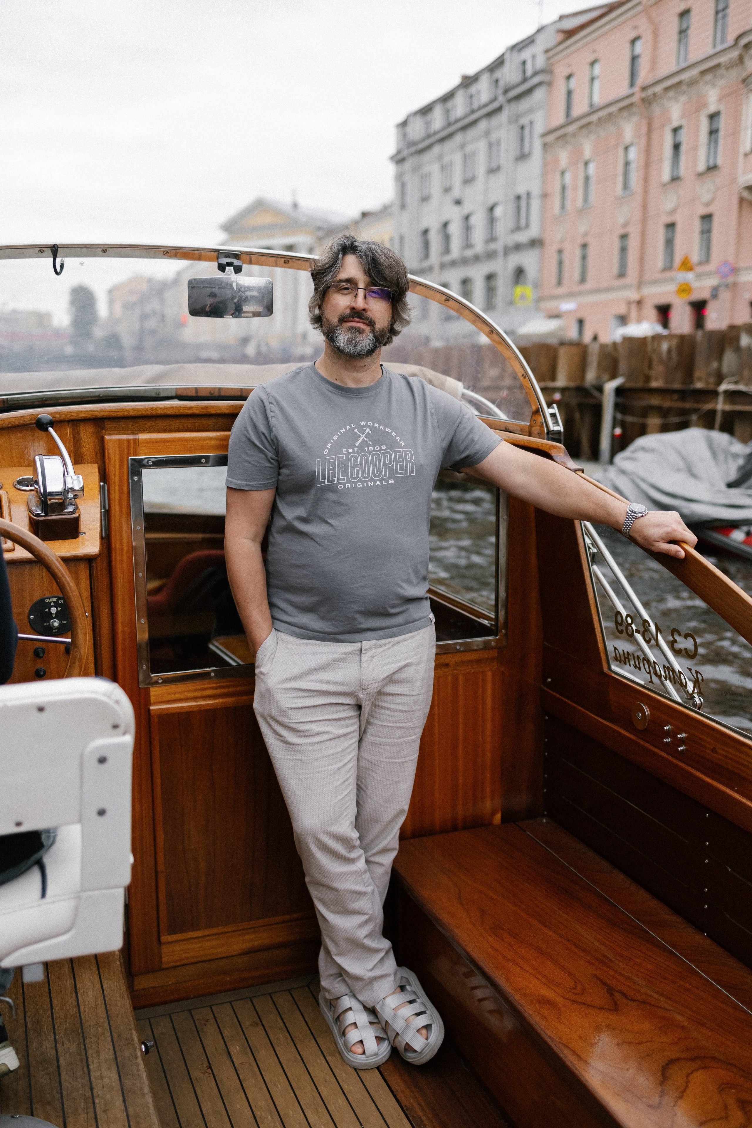 Прогулка на венецианском катере. Свадебный фотограф в Санкт-Петербурге Ксения Кобышева