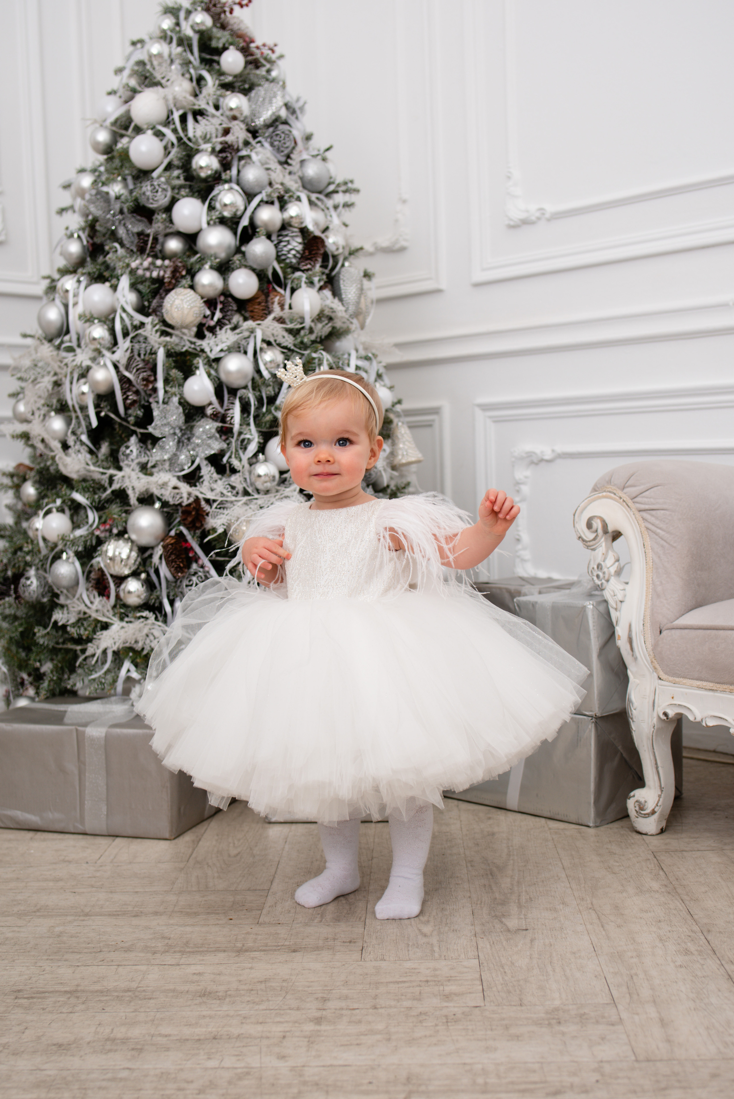 Белое платье с переливающимся верхом и перьями на рукавах. На рост 80-86см. платье с перьями. Нарядное платье. Платье белое