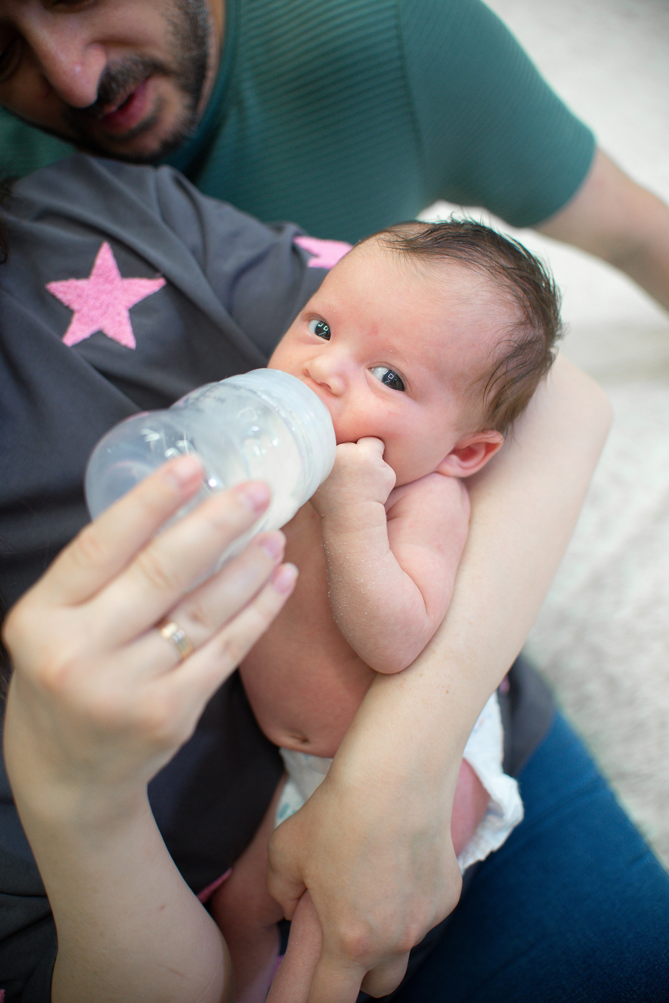 Крошка Манэ дома с родителями. Семейный фотограф на выписку из роддома и крещение Минск Настя Гришук