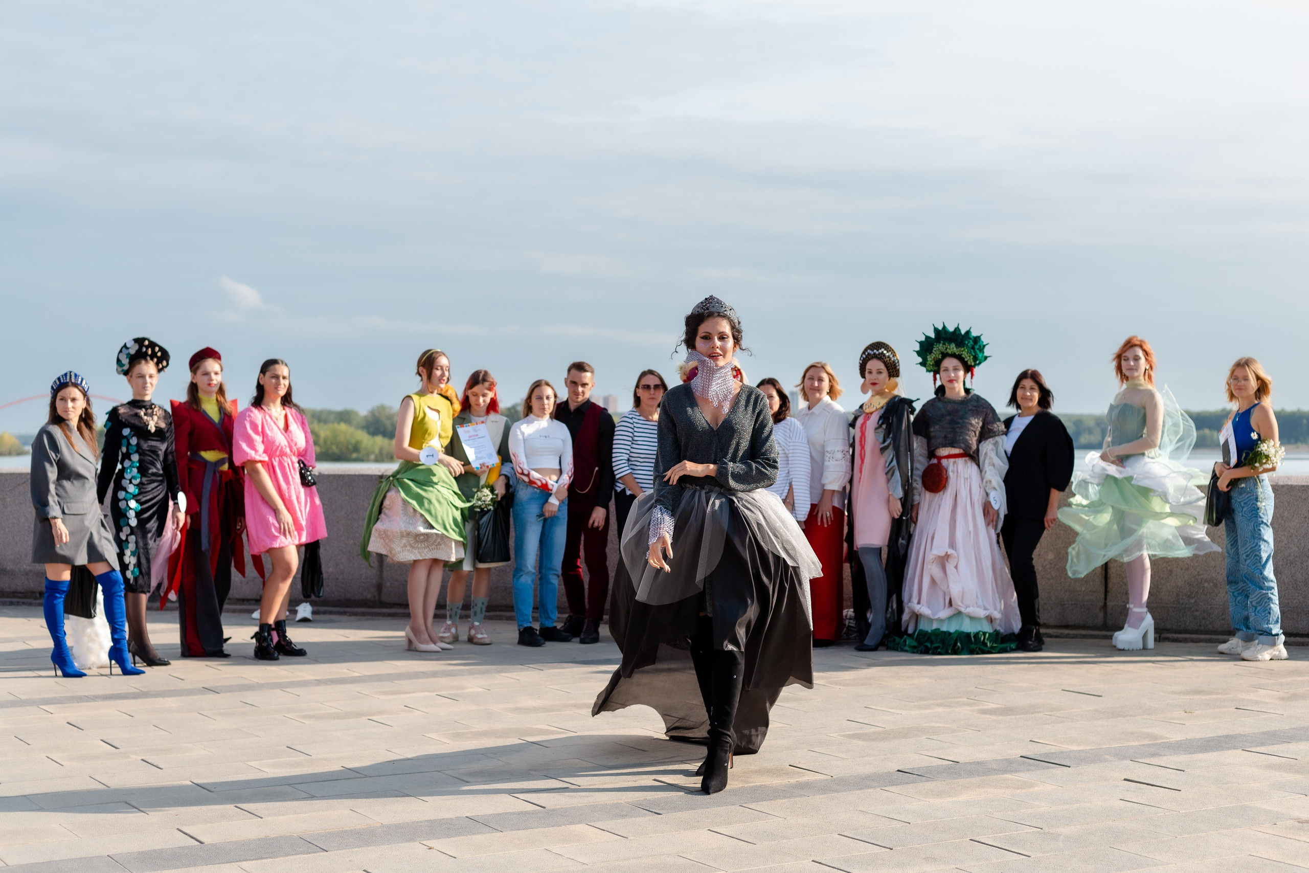 Модельный показ на набережной. Портретный и репортажный фотограф. Мыльников Илья