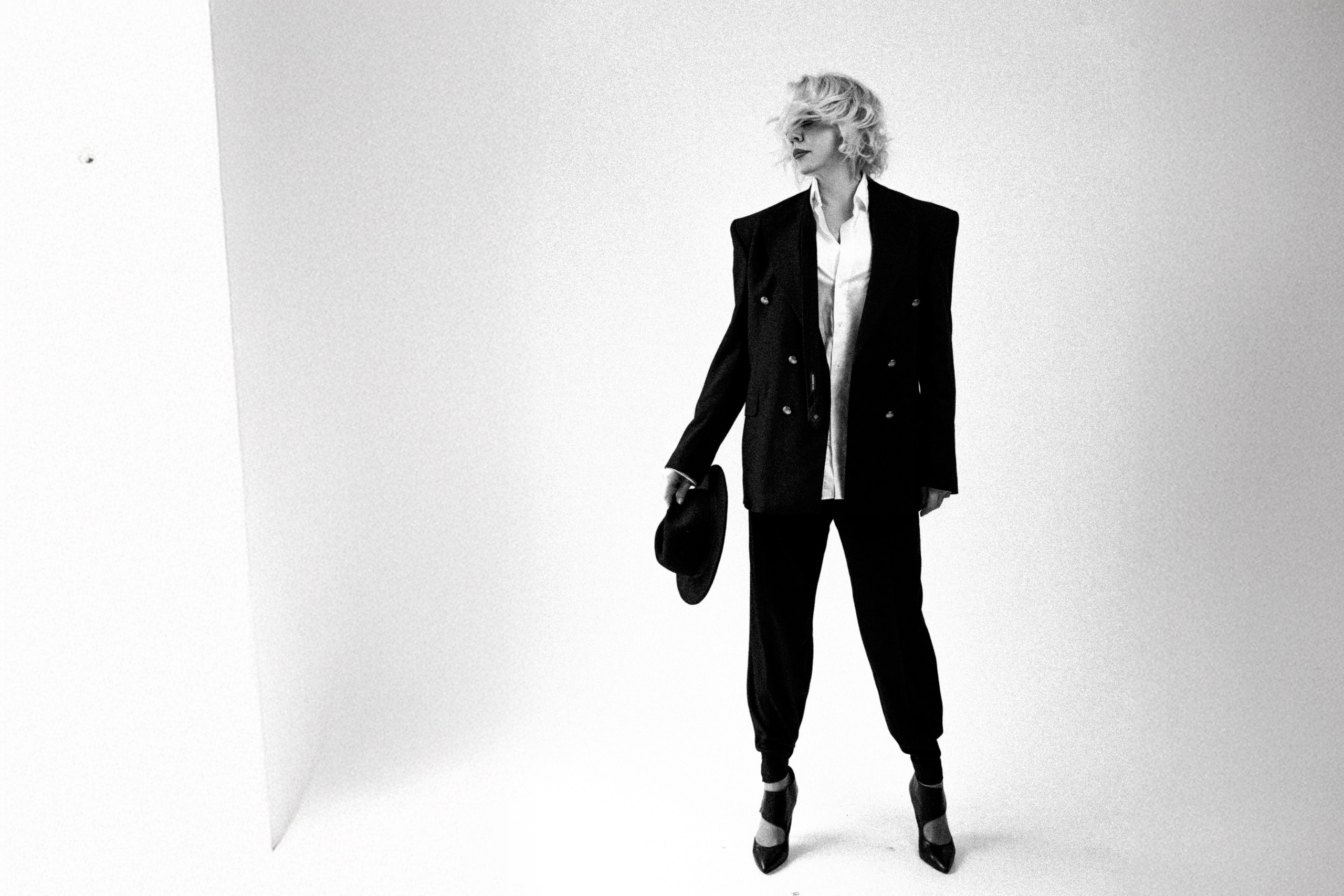 Стильный ЧБ снимок женщины в оверсайз пиджаке. Автор работы: фотограф Сочи Галина Скорик.