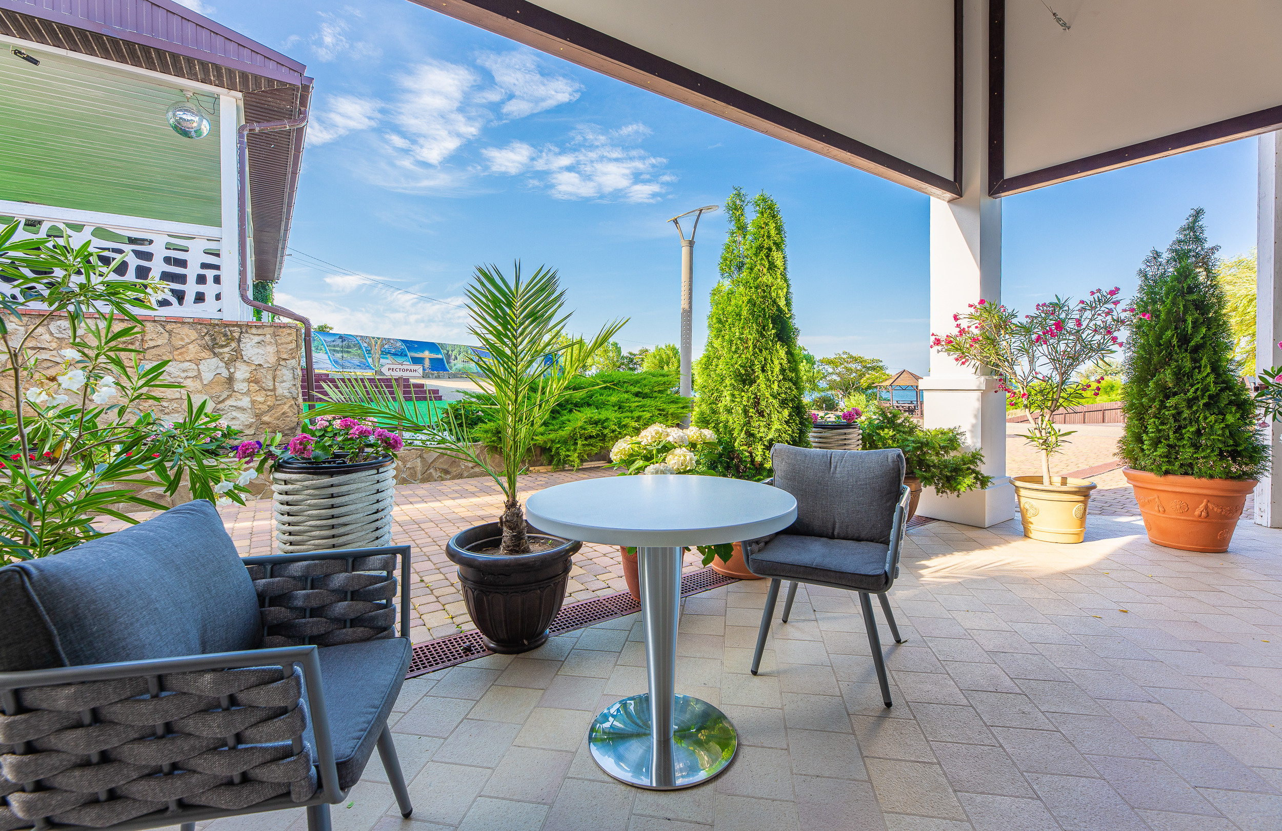 Renatphoto-Коммерческая фотосъёмка номерного фонда в отеле. Профессиональная фотосъёмка интерьеров, предметная фотосессия еды для меню г. Анапа