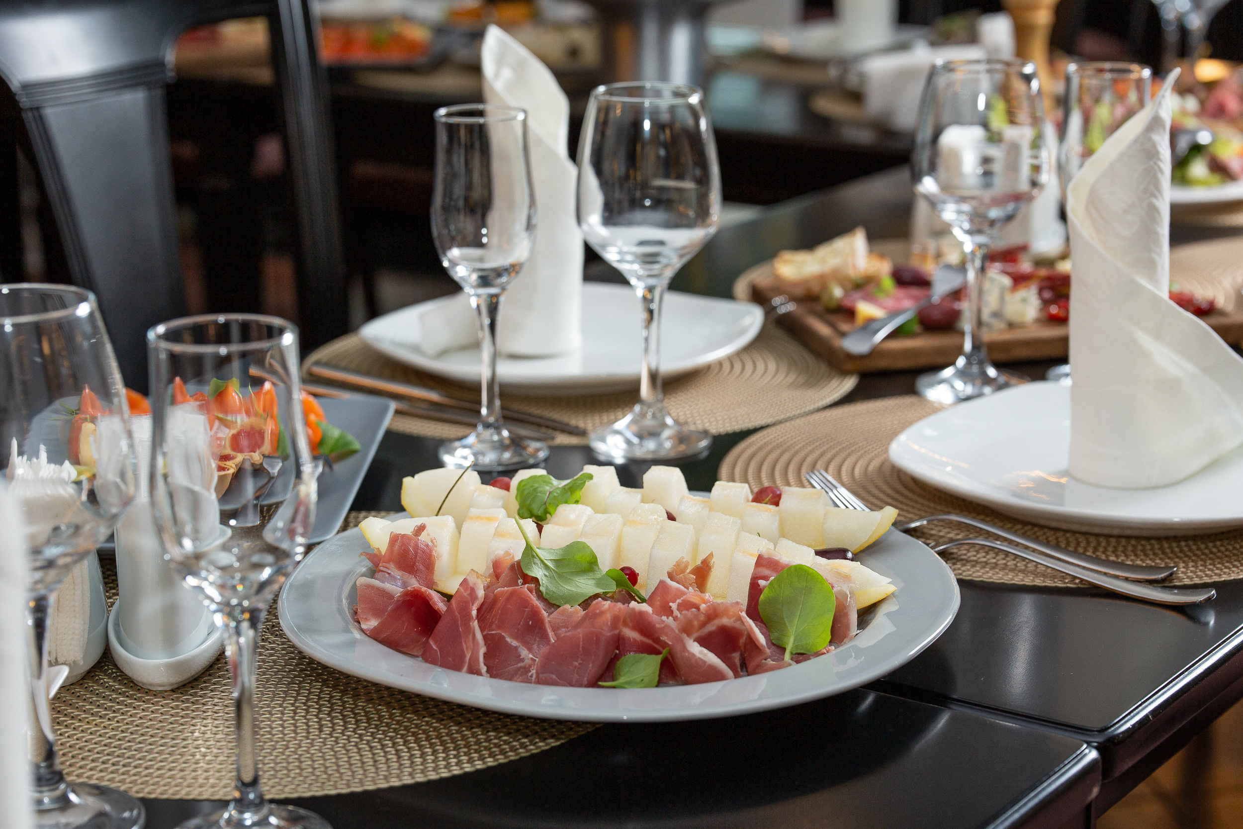 Renatphoto-Фотосъёмка для ресторана при отеле. Профессиональная фотосъёмка интерьеров, предметная фотосессия еды для меню г. Анапа