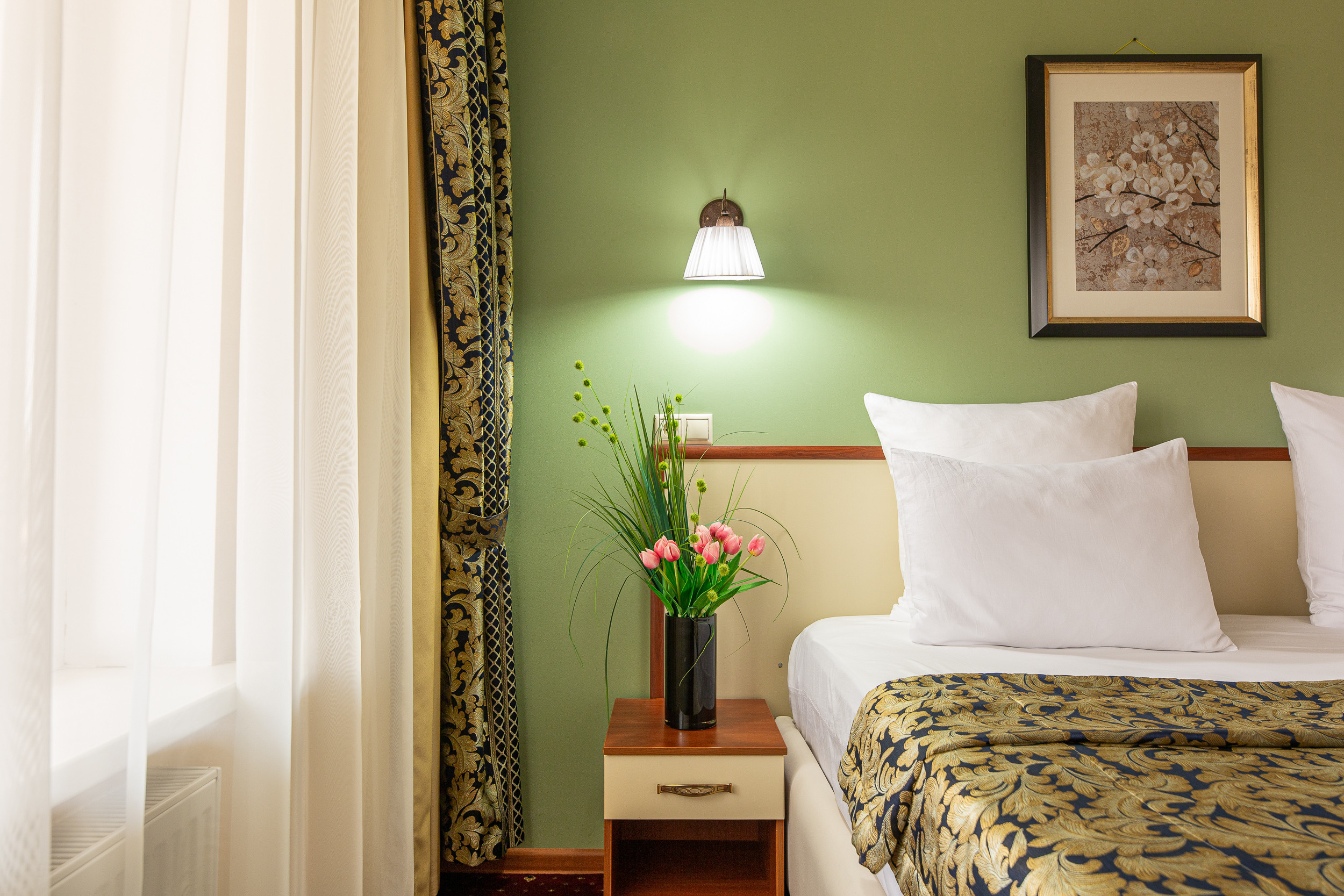 Renatphoto-Коммерческая фотосъёмка номерного фонда в отеле. Профессиональная фотосъёмка интерьеров, предметная фотосессия еды для меню г. Анапа