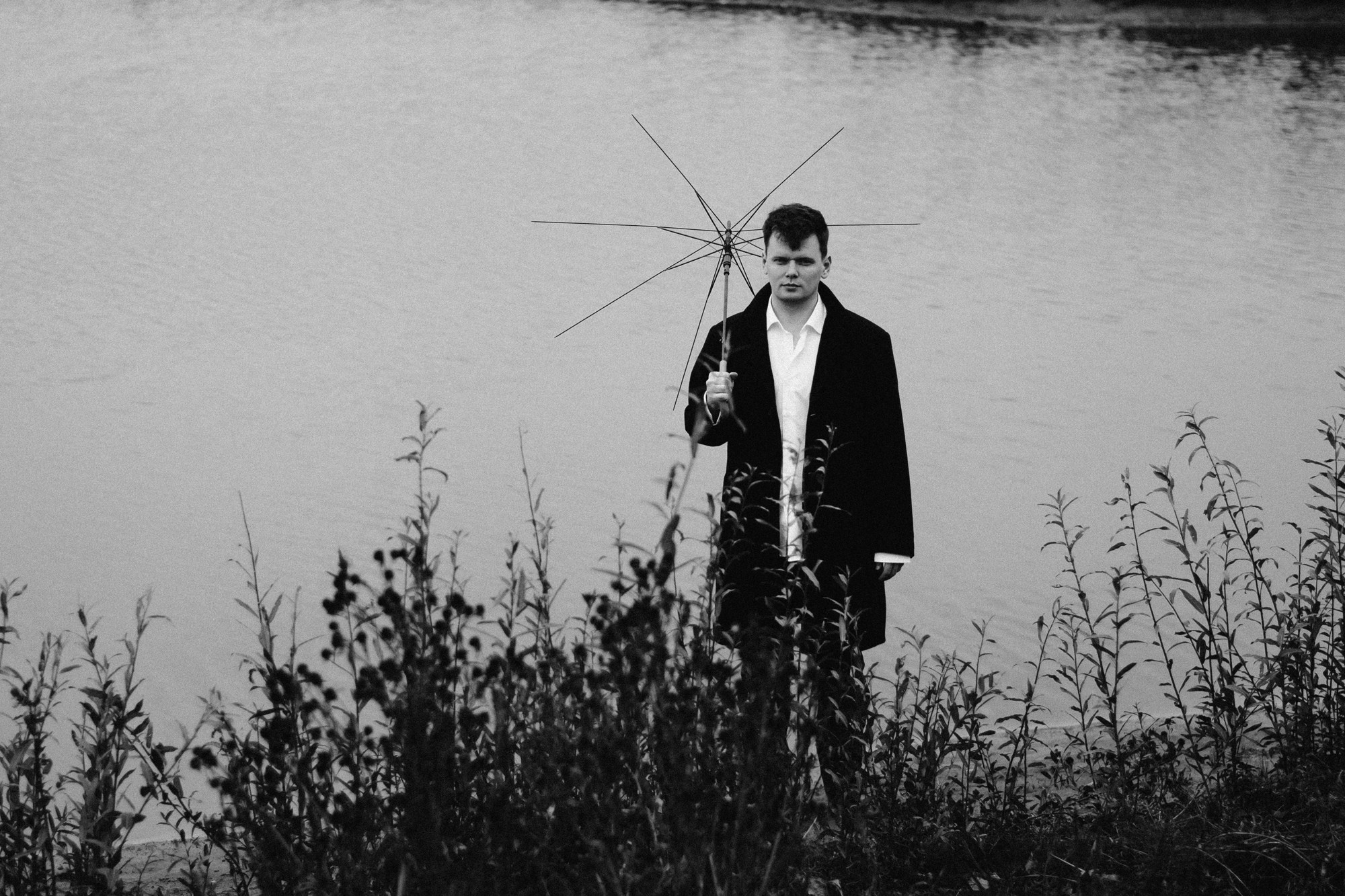 Силуэт мужчины у воды Гагаринский парк Тюмень