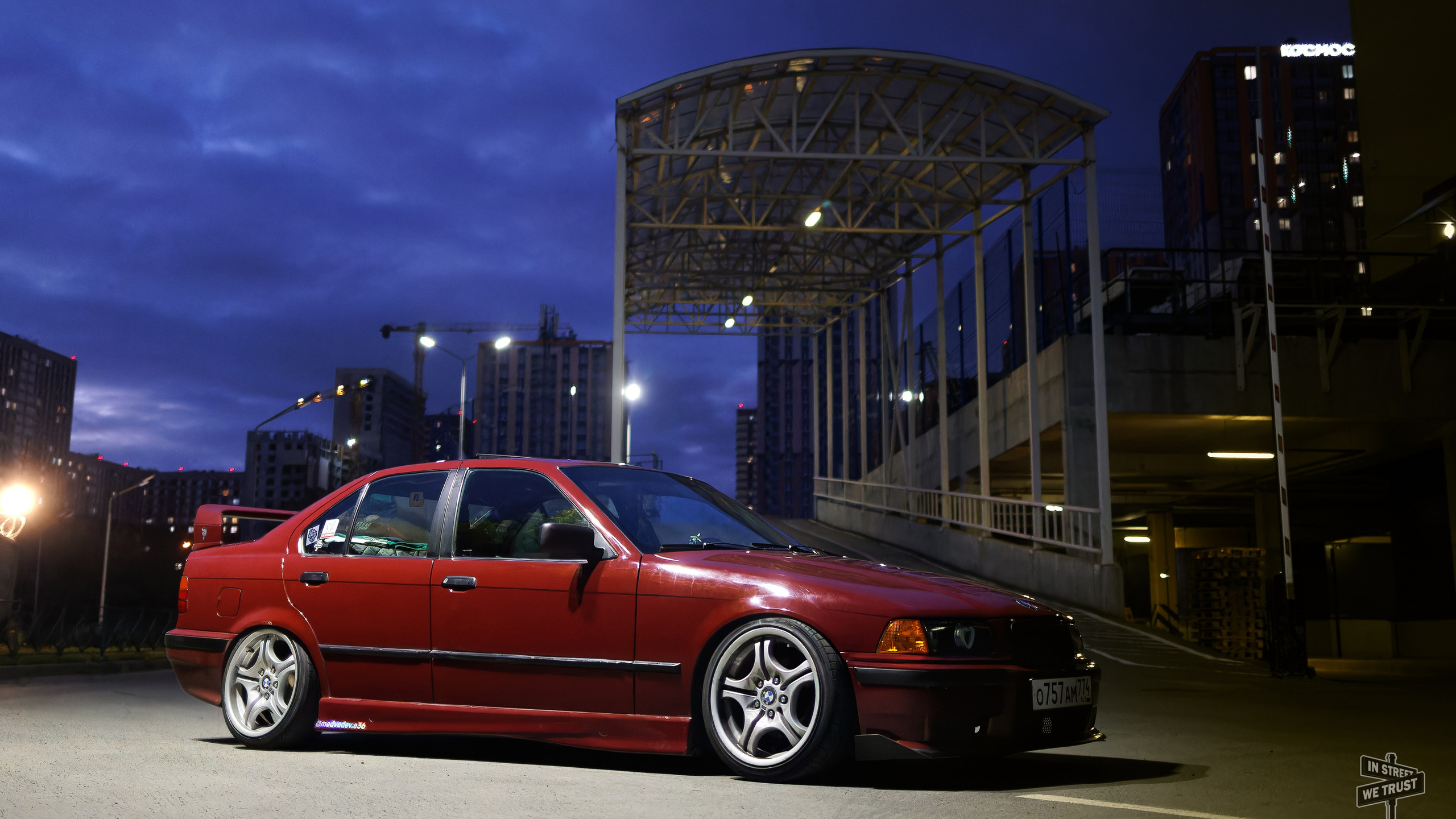 BMW E36 под уличным фонарем. IN STREET WE TRUST