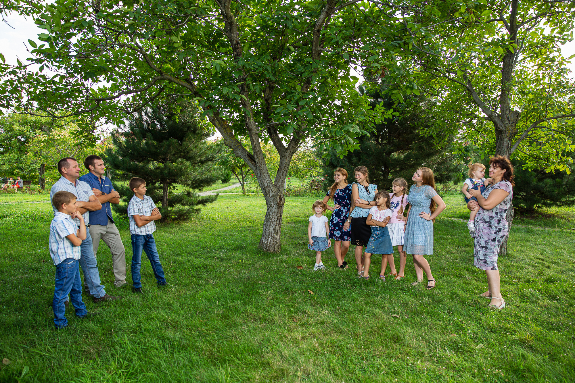 Семейная фотосессия в парке. Профессиональная фотосъёмка интерьеров, предметная фотосессия еды для меню г. Анапа