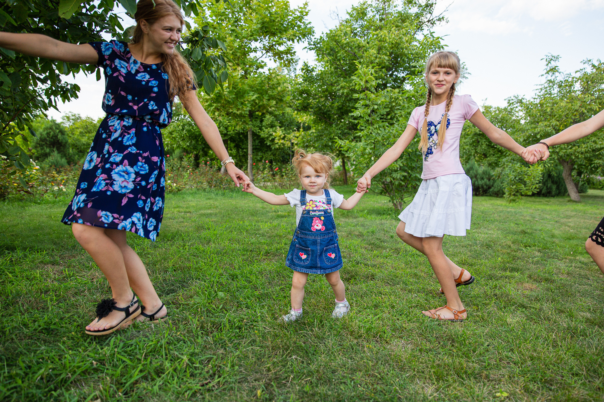 Семейная фотосессия в парке. Профессиональная фотосъёмка интерьеров, предметная фотосессия еды для меню г. Анапа
