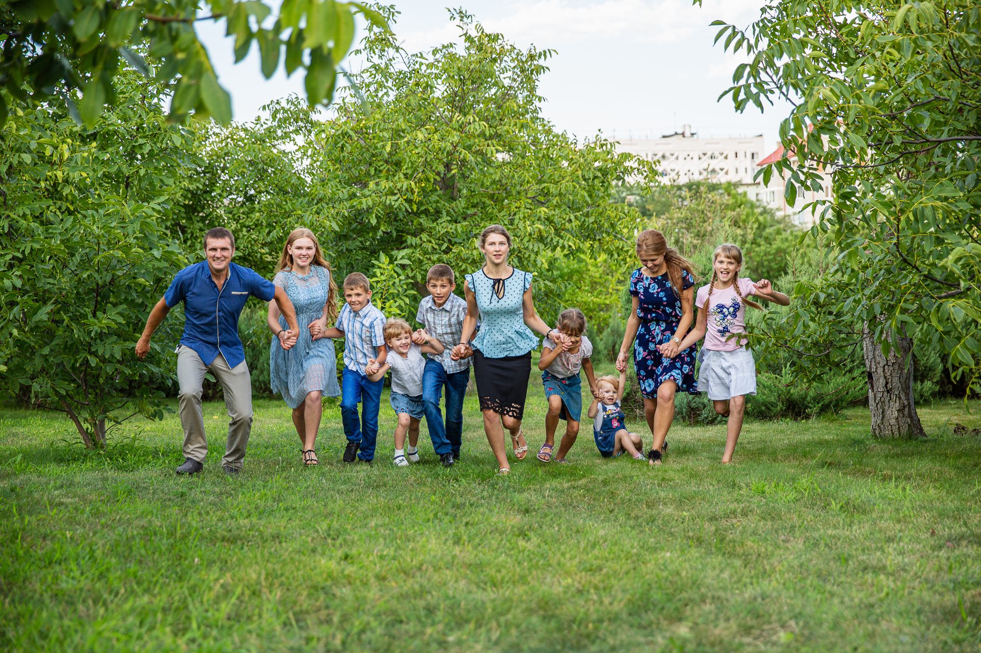 Семейная фотосессия в парке. Профессиональная фотосъёмка интерьеров, предметная фотосессия еды для меню г. Анапа