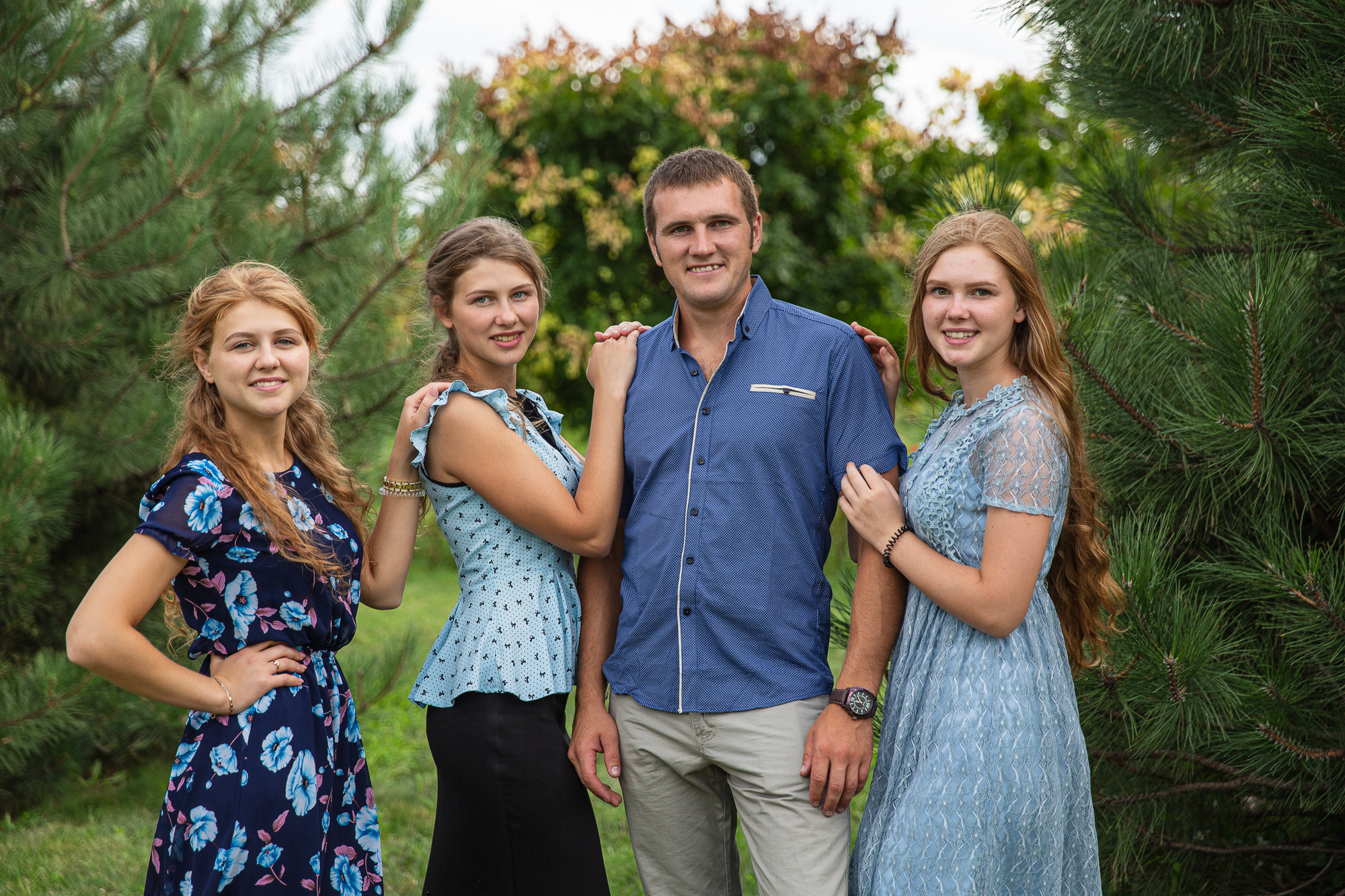 Семейная фотосессия в парке. Профессиональная фотосъёмка интерьеров, предметная фотосессия еды для меню г. Анапа