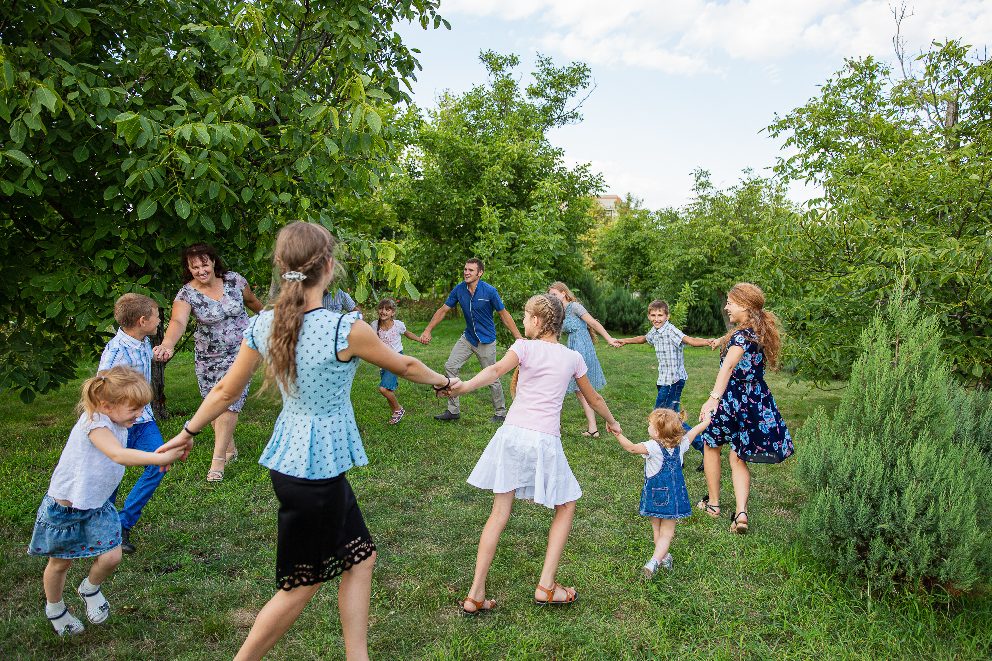 Семейная фотосессия в парке. Профессиональная фотосъёмка интерьеров, предметная фотосессия еды для меню г. Анапа