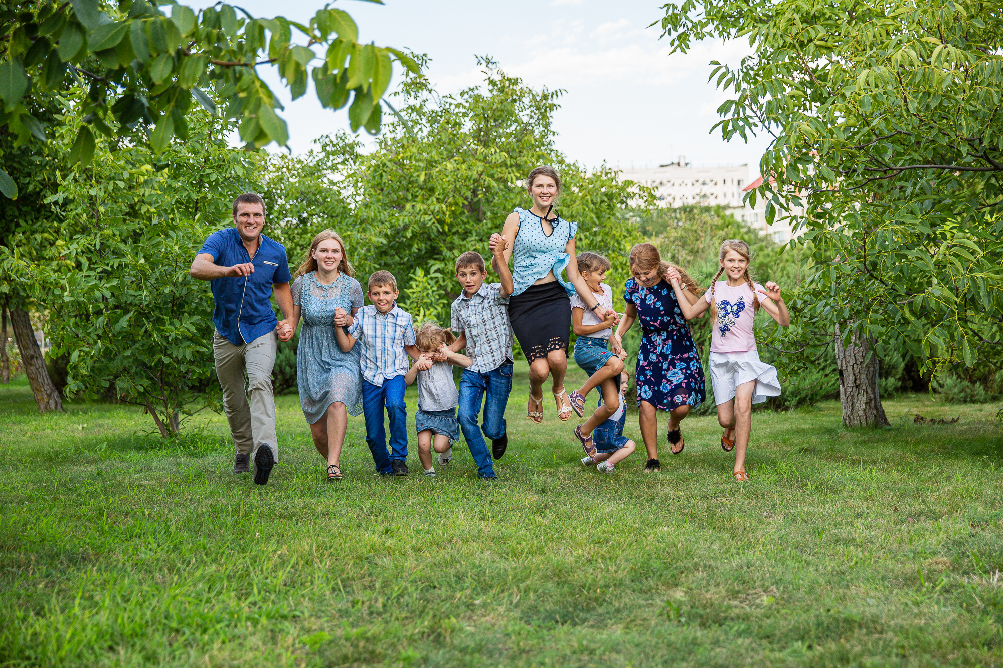 Семейная фотосессия в парке. Профессиональная фотосъёмка интерьеров, предметная фотосессия еды для меню г. Анапа