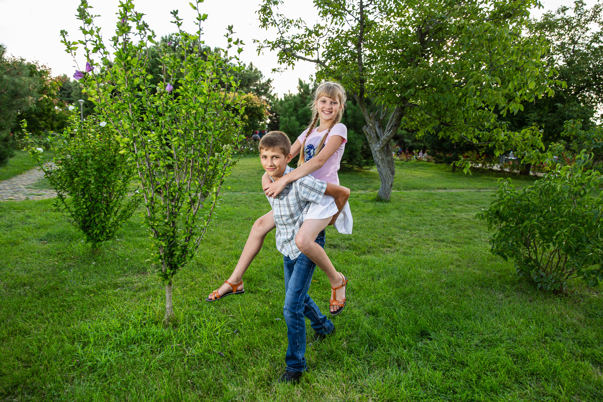 Семейная фотосессия в парке. Профессиональная фотосъёмка интерьеров, предметная фотосессия еды для меню г. Анапа