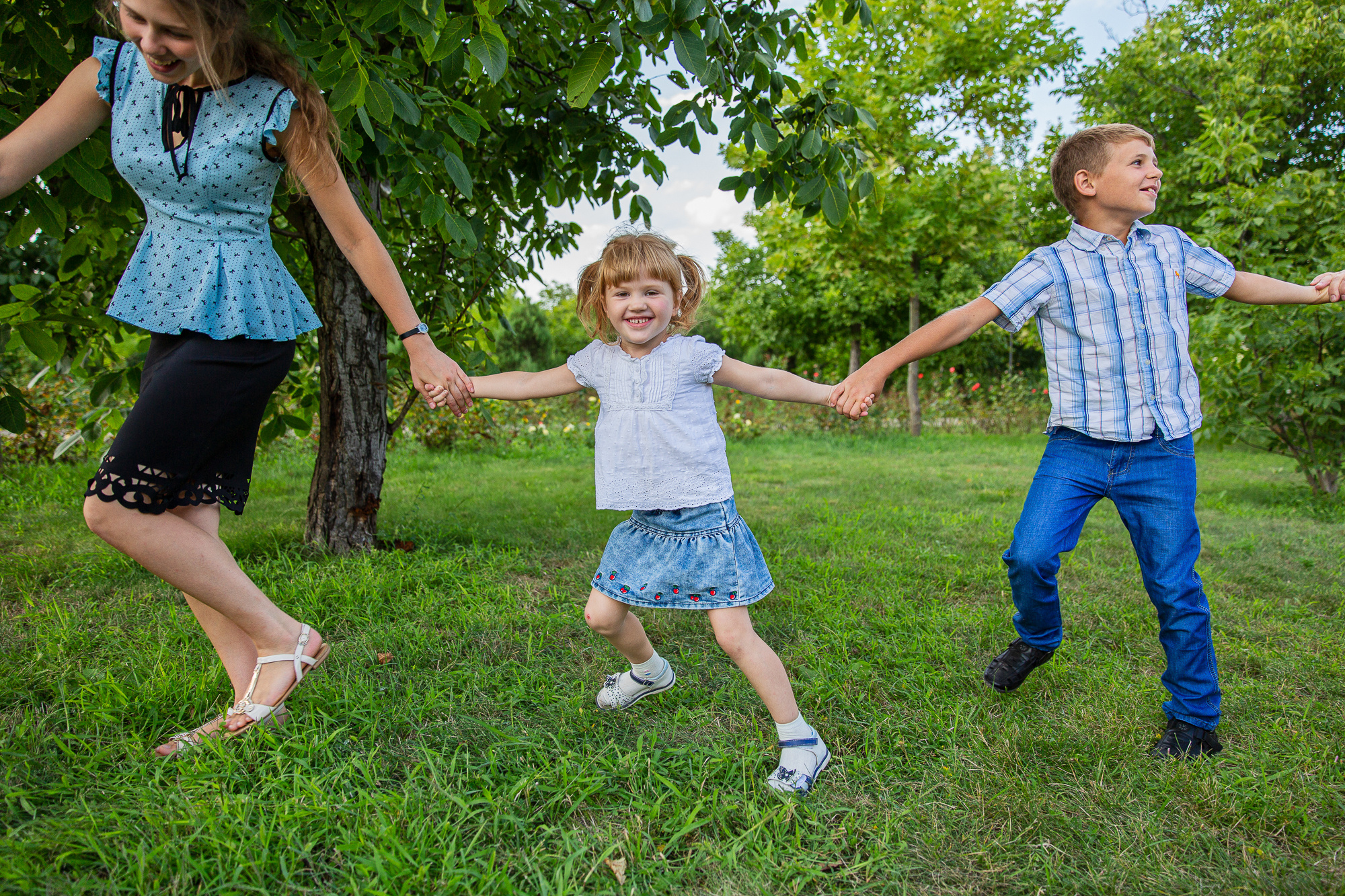 Семейная фотосессия в парке. Профессиональная фотосъёмка интерьеров, предметная фотосессия еды для меню г. Анапа