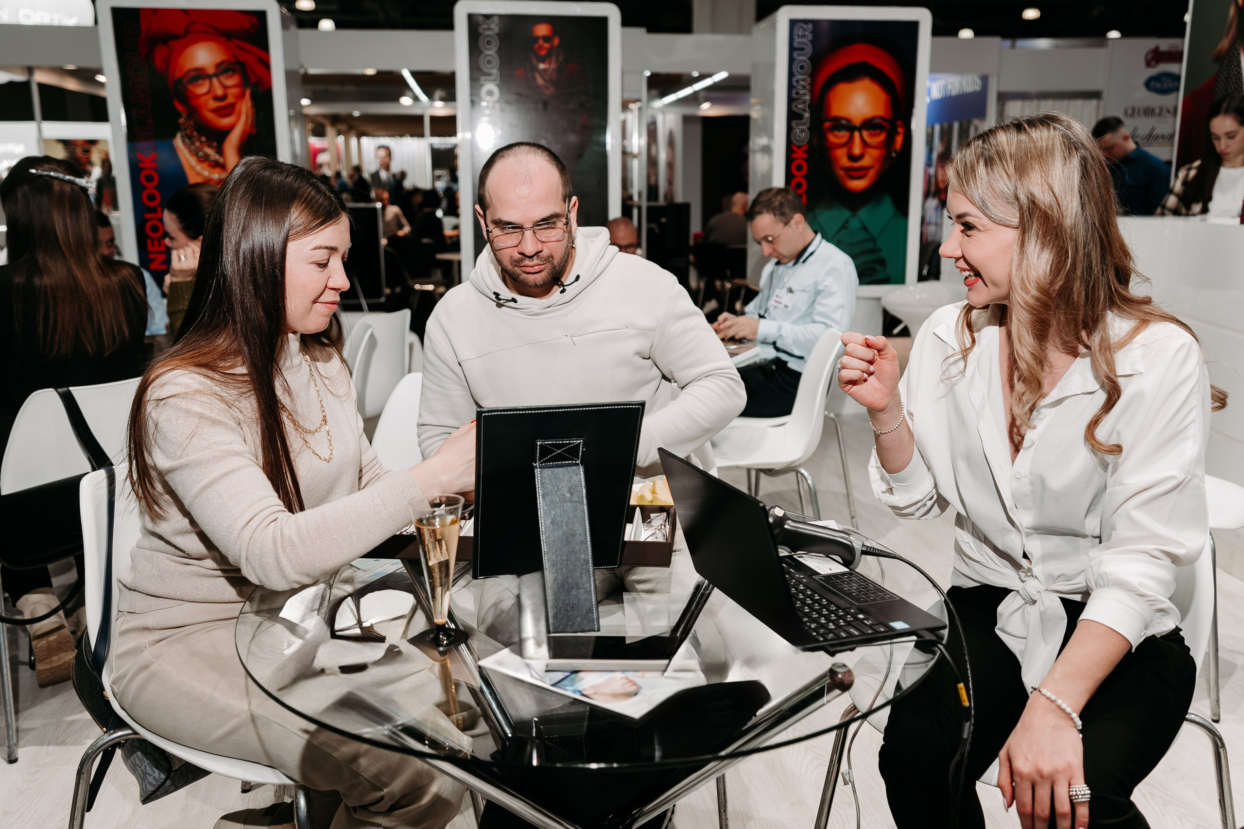 Оптическая_выставка. Репортажный и свадебный фотограф в Москве Рая Небогатова