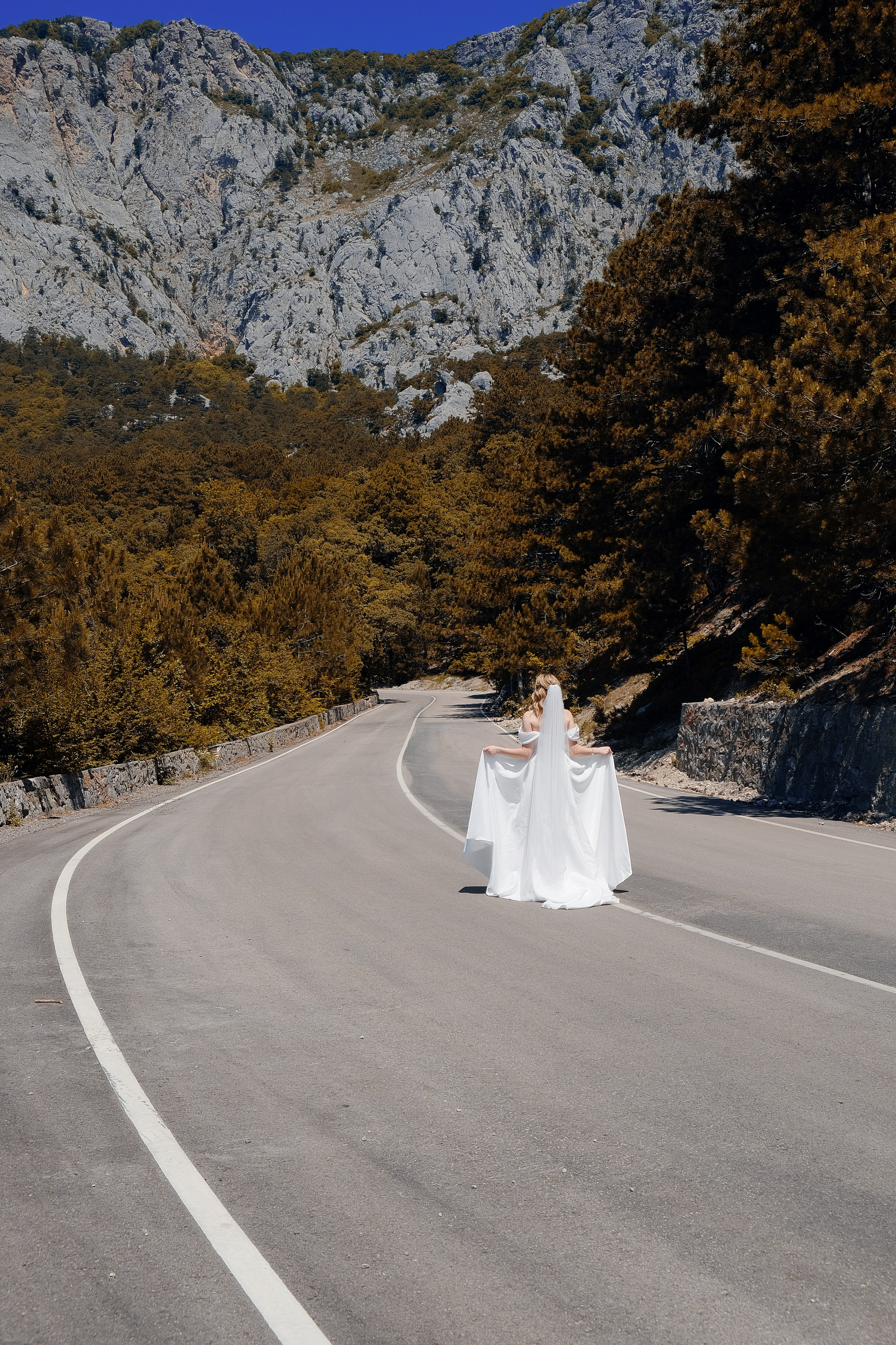 Свадебная фотосессия в Старая ялтинская дорога, фотолент. Профессиональная фотосъемка в Крыму. Натуральные эмоции и живые кадры. Забронируйте дату прямо сейчас!