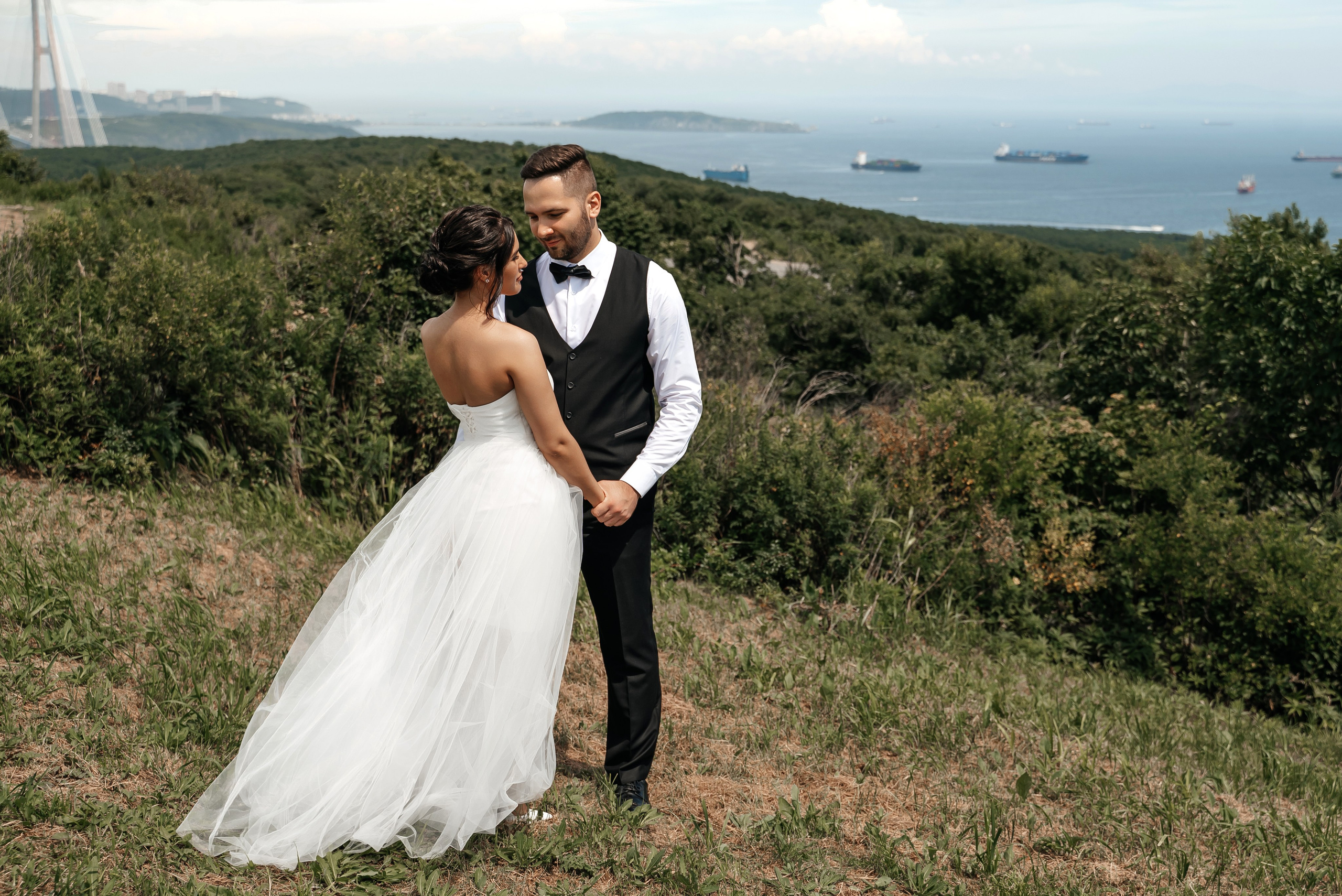 Полный летний свадебный день, прогулка на природе и в городе. Свадебный фотограф Елена Рякина