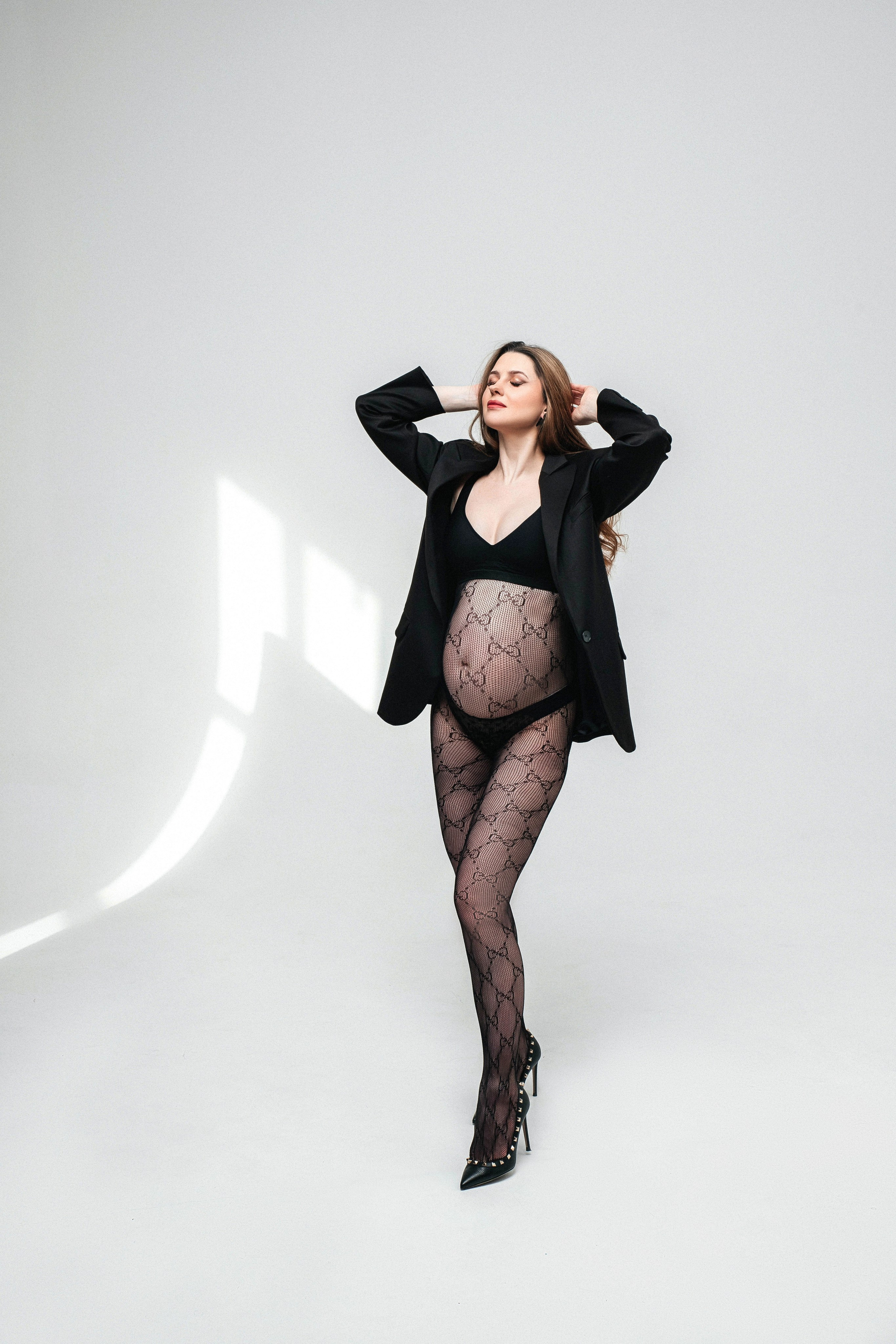 Фотосессия беременности в тканях в студии. Свадебный и семейный фотограф в Москве