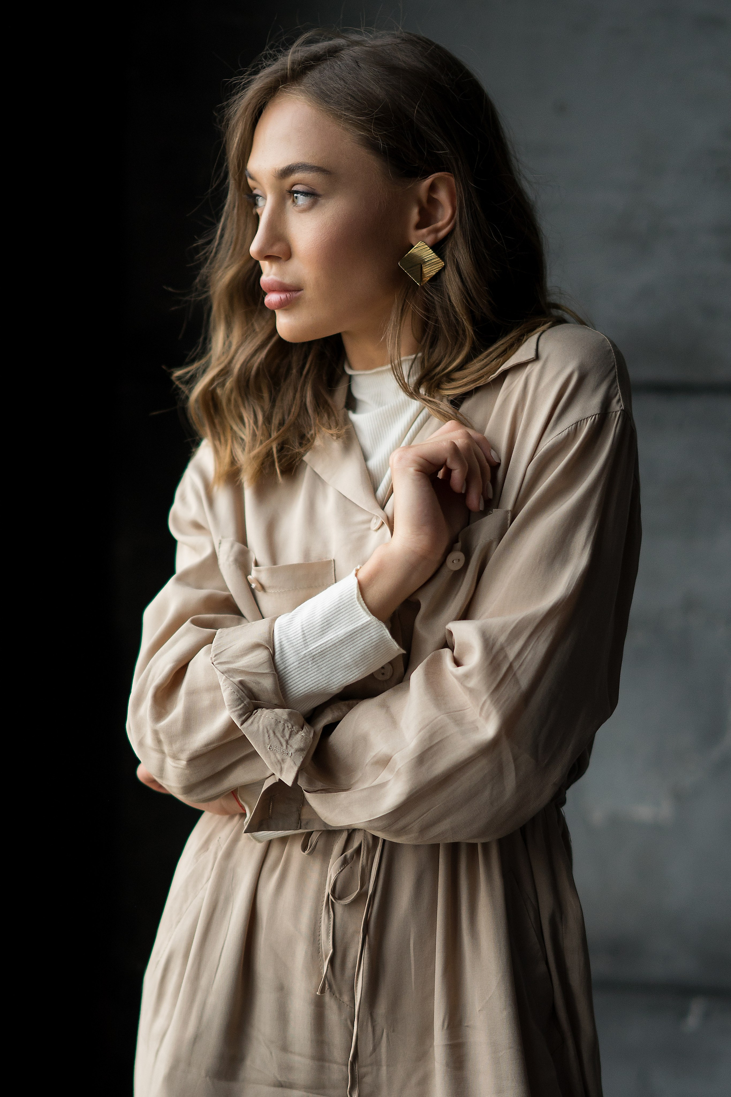 Портретное фото у окна