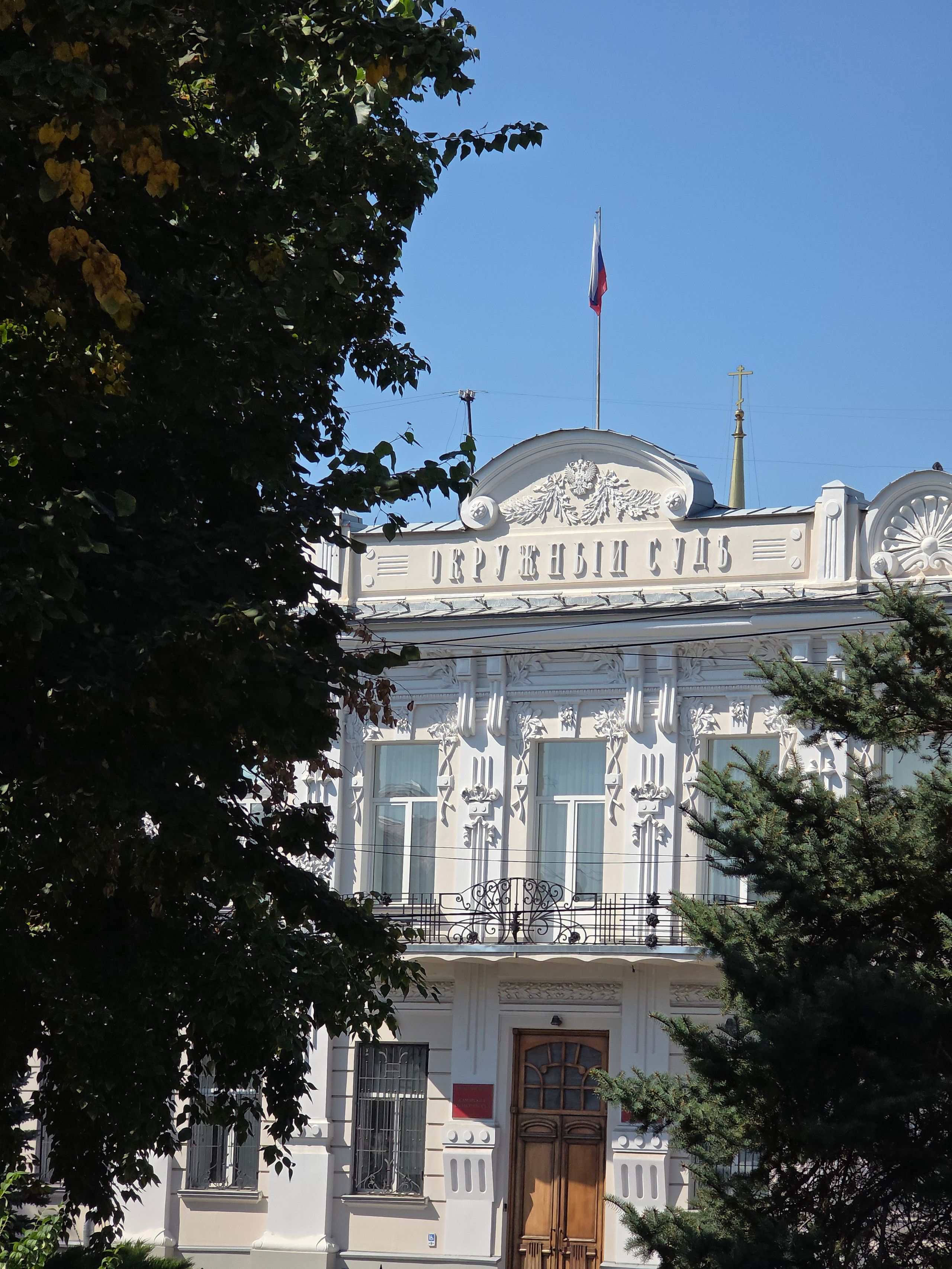Здание суда на площади Революции