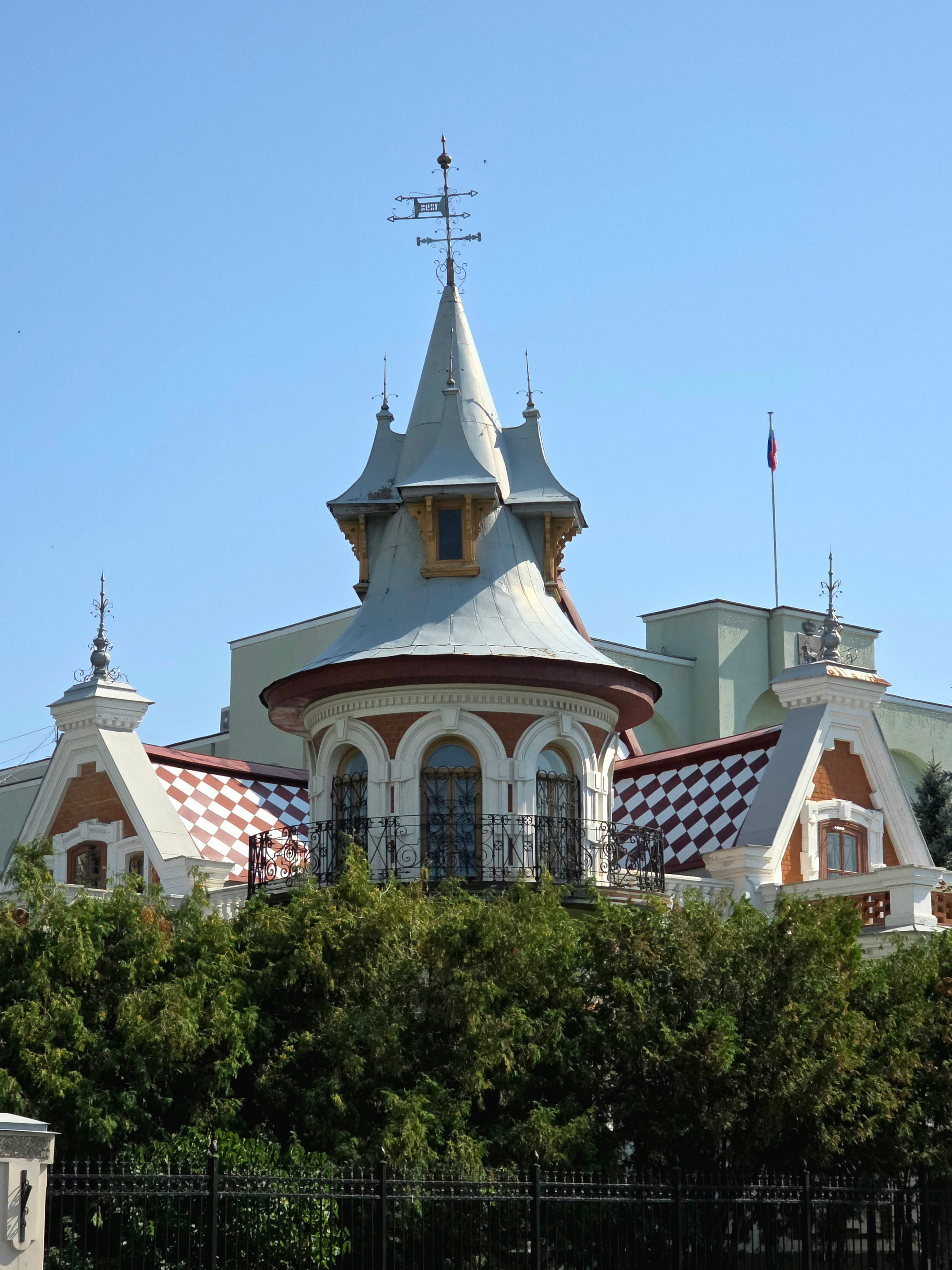 Особня Ивана Клодта, построенный в 1898 г, "пряничный домик" из немецких сказок. Еще одно волшебное украшение города, как и "Дом с минаретами"