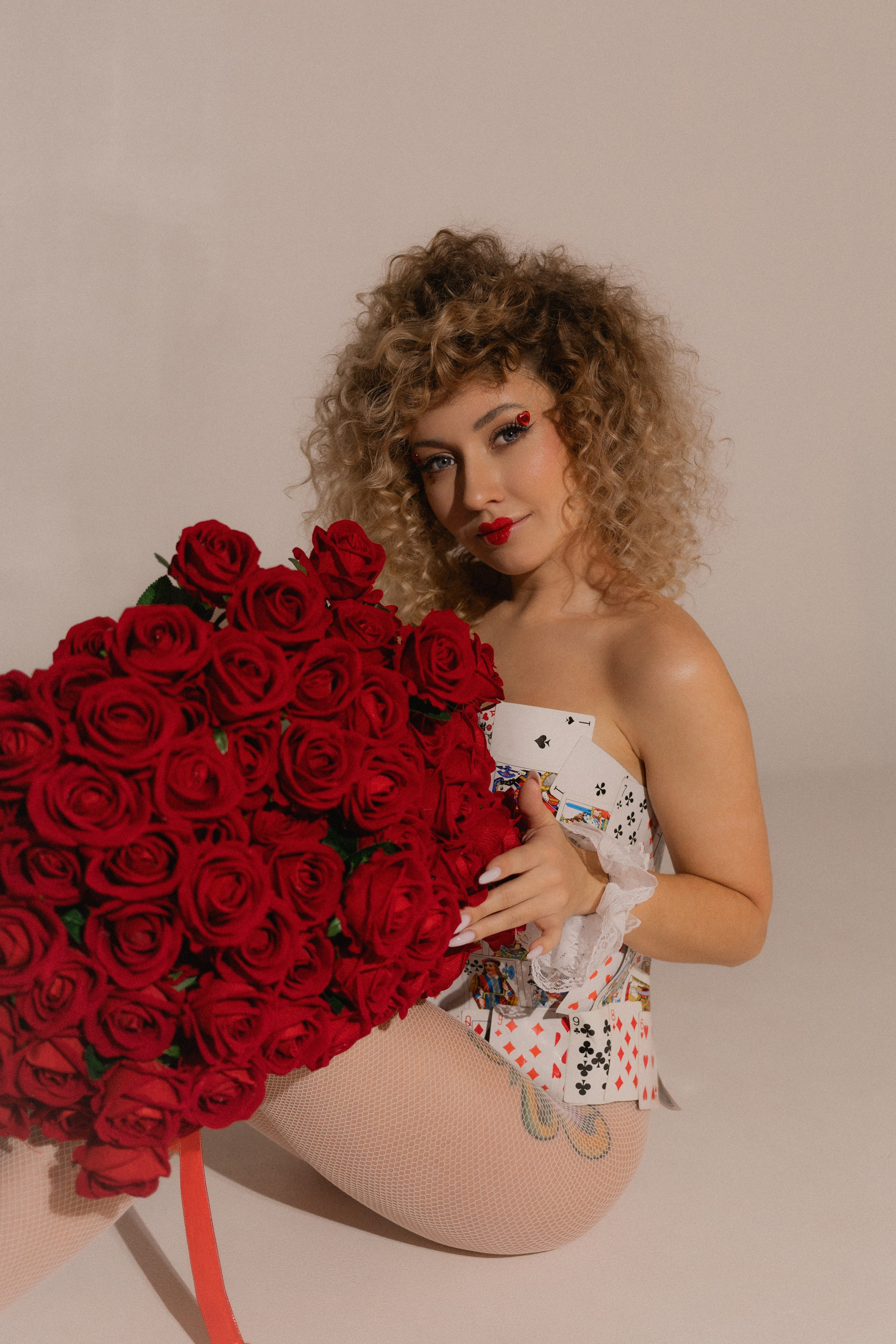 Красная королева из алисы в стране чудес карты красные розы. Фотограф Евпатория Крым