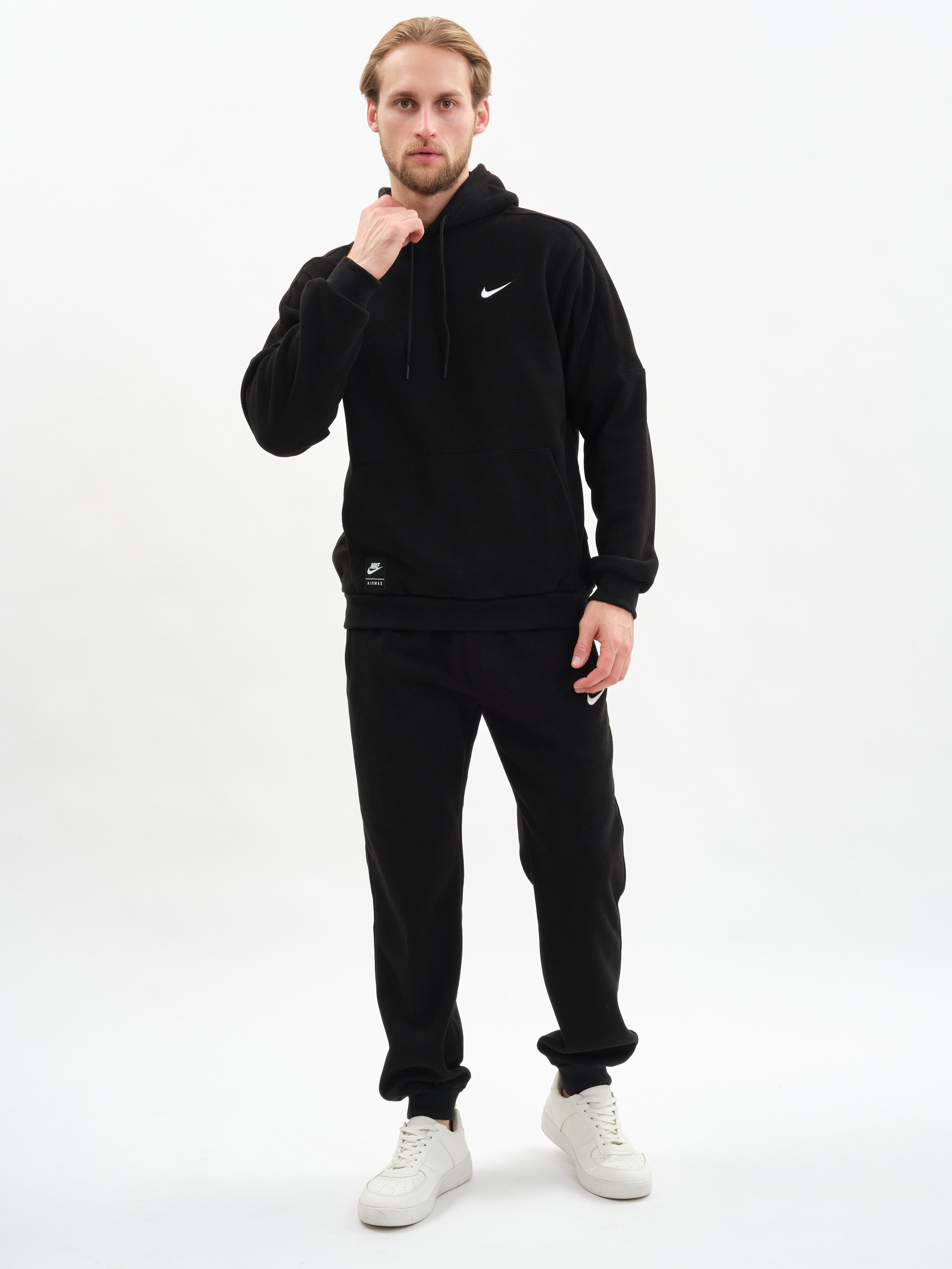 Мужчина в спортивном костюме