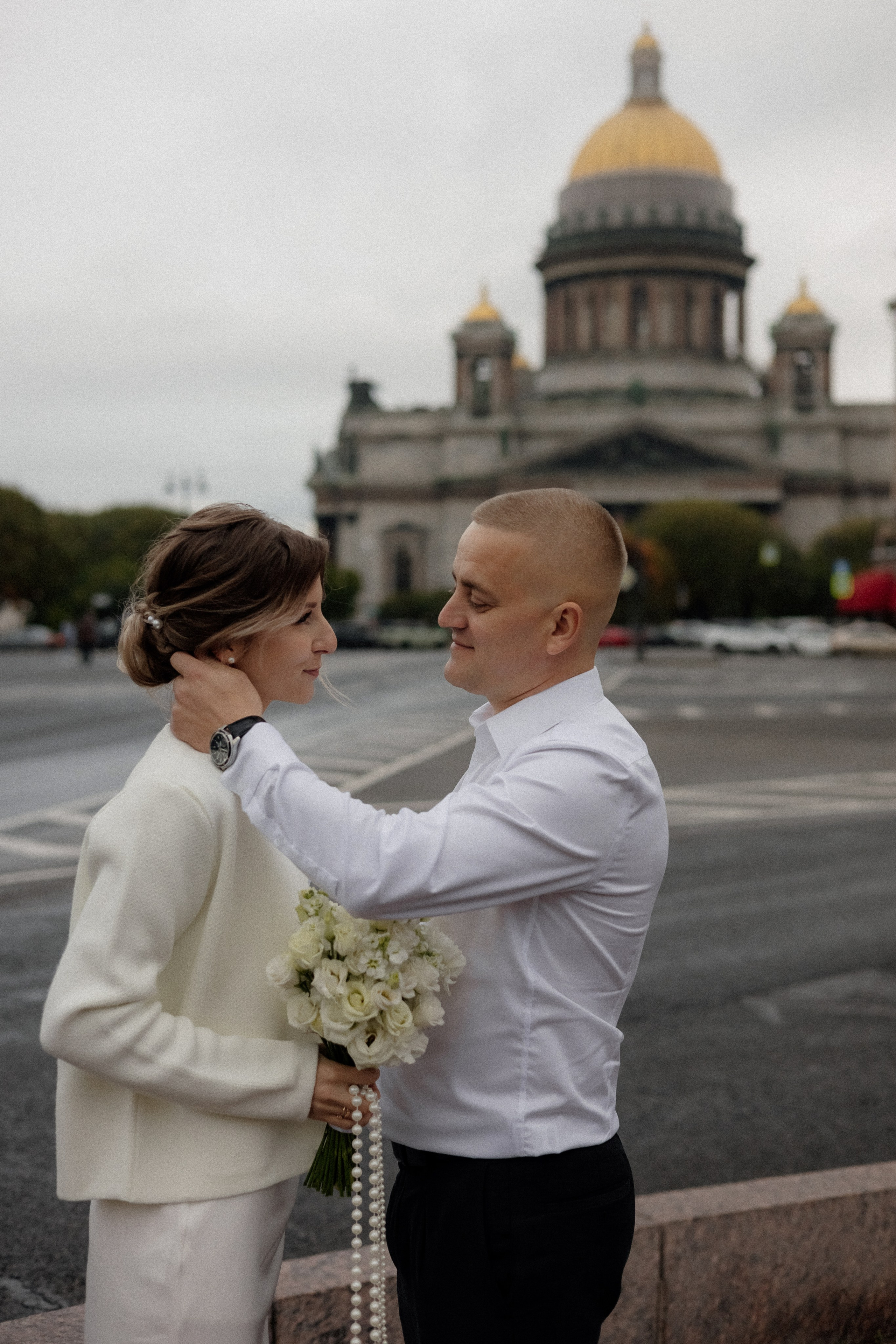 Свадебная прогулка у Исаакия. Свадебный фотограф в Санкт-Петербурге Ксения Кобышева