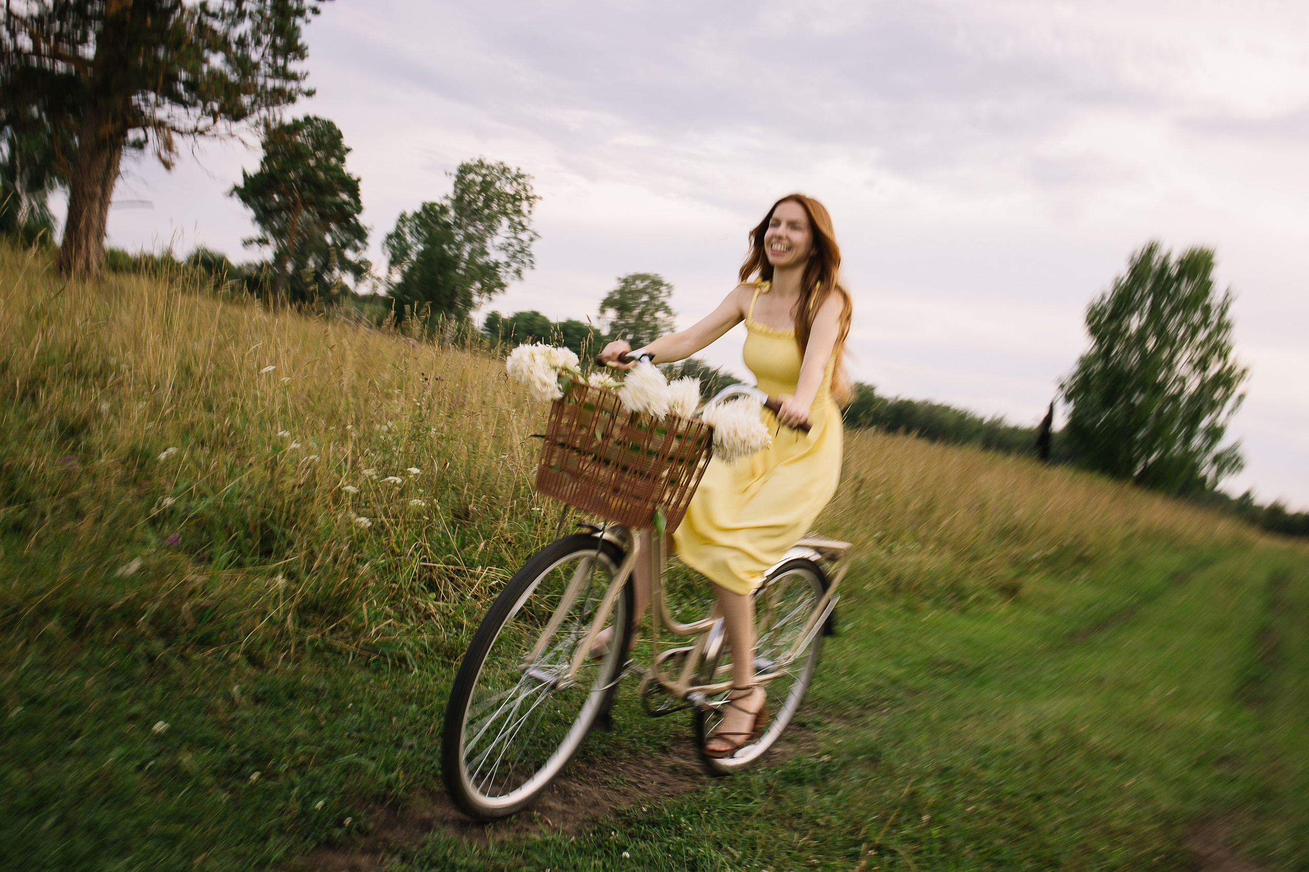 Фотосессия с сестрой загородом в поле. Семейный фотограф в Томске Максимова Екатерина