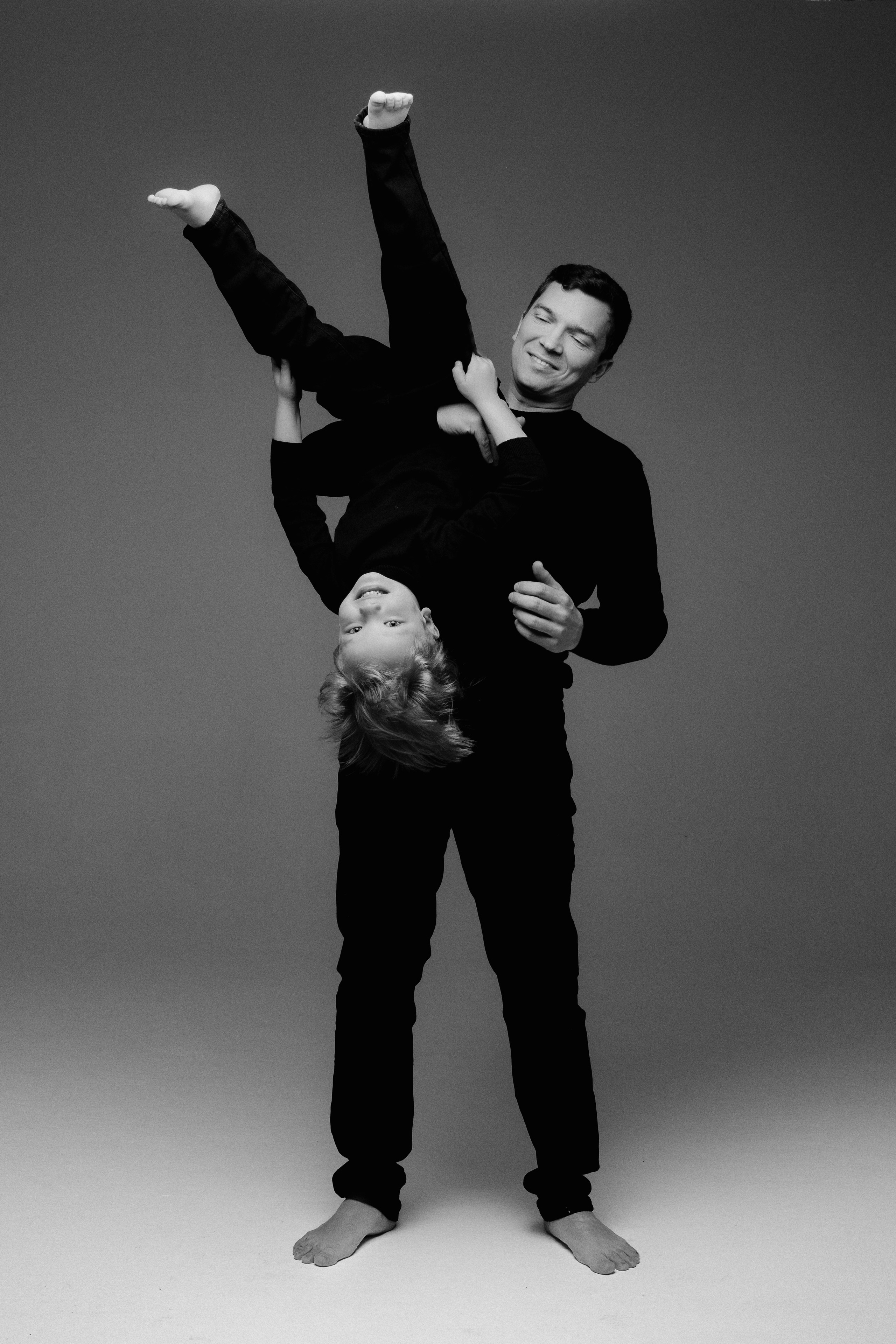 Катя, Рома и Ваня. Семейная фотосессия на циклораме чб. Фотограф в Москве Ольга Сатони