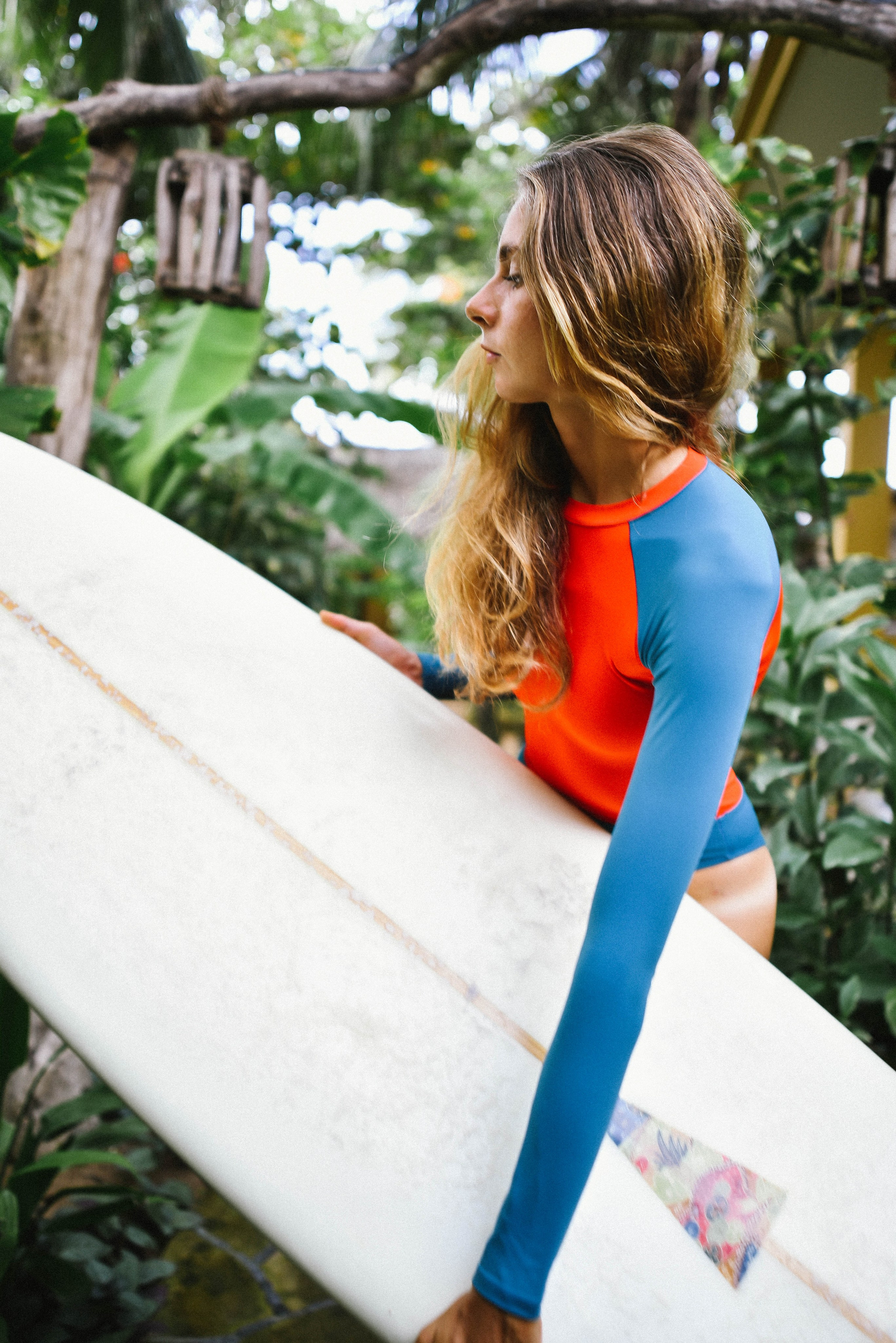 Съемка серфинга с воды в Аругам Бэй | Девушка на волнах восточного побережья. Фотограф на Шри-Ланке