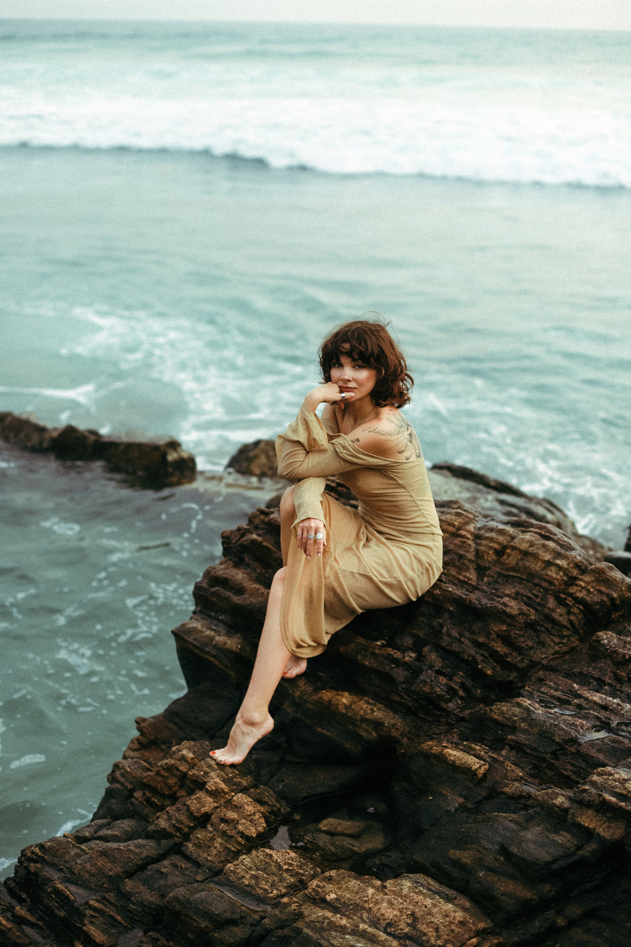 Эстетичные кадры на закате: девушка в прозрачном платье на камнях у отеля Naomi Beach | Нюд-фото. Фотограф на Шри-Ланке