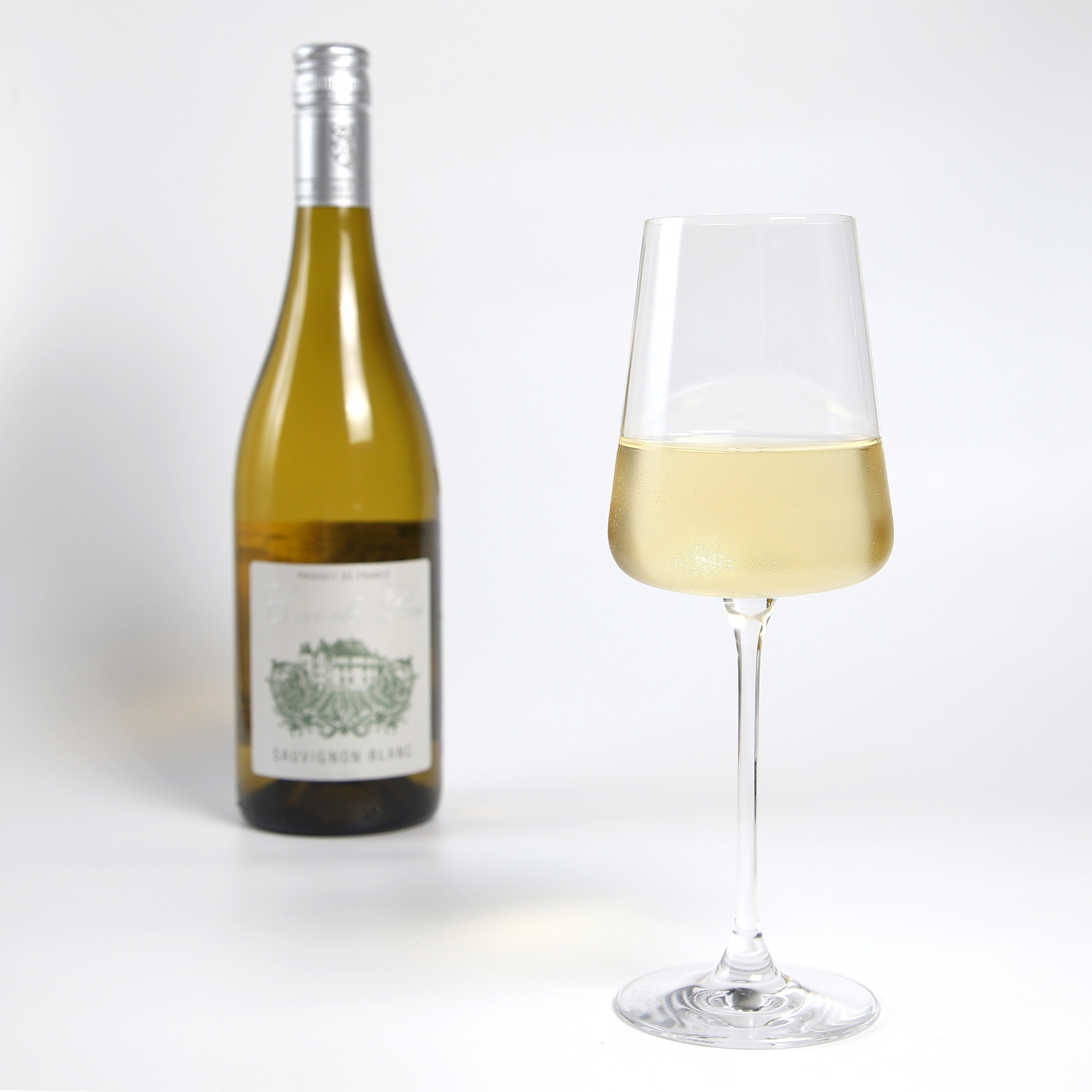 Фуд-фотография белого вина Domaine и бокала.