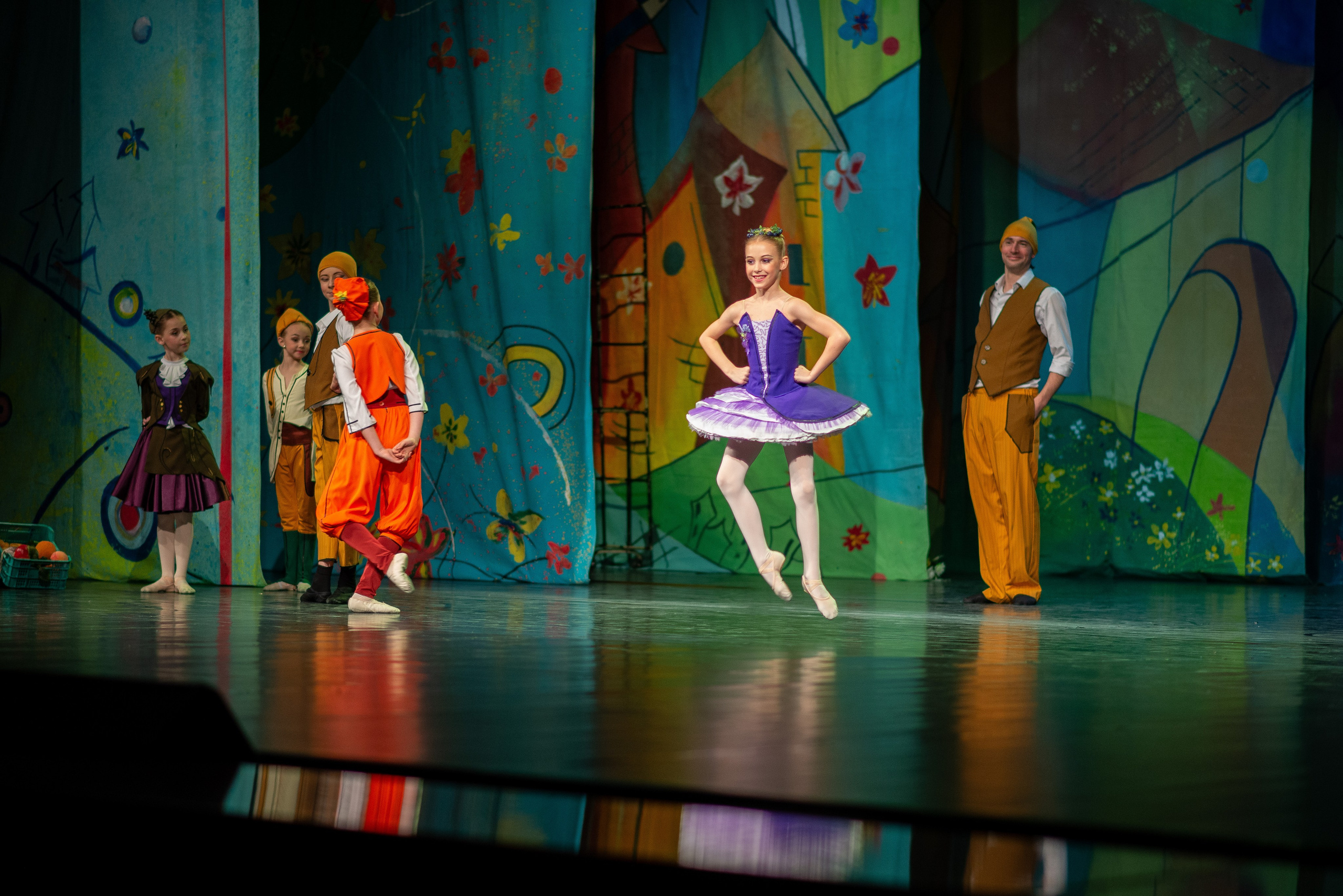 Выступление юных балерин. Семейный фотограф на выписку из роддома и крещение Минск Настя Гришук