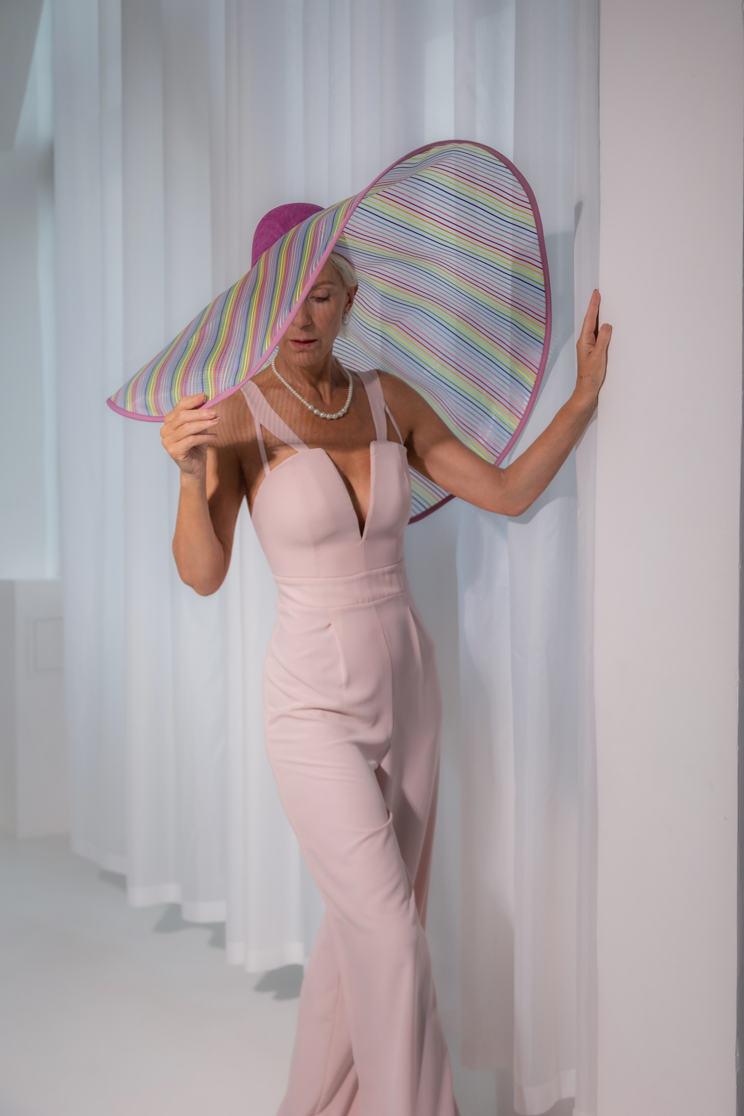 Модель Ольга в дизайнерской шляпке. Портретный фотограф в Москве Екатерина Богдасарова