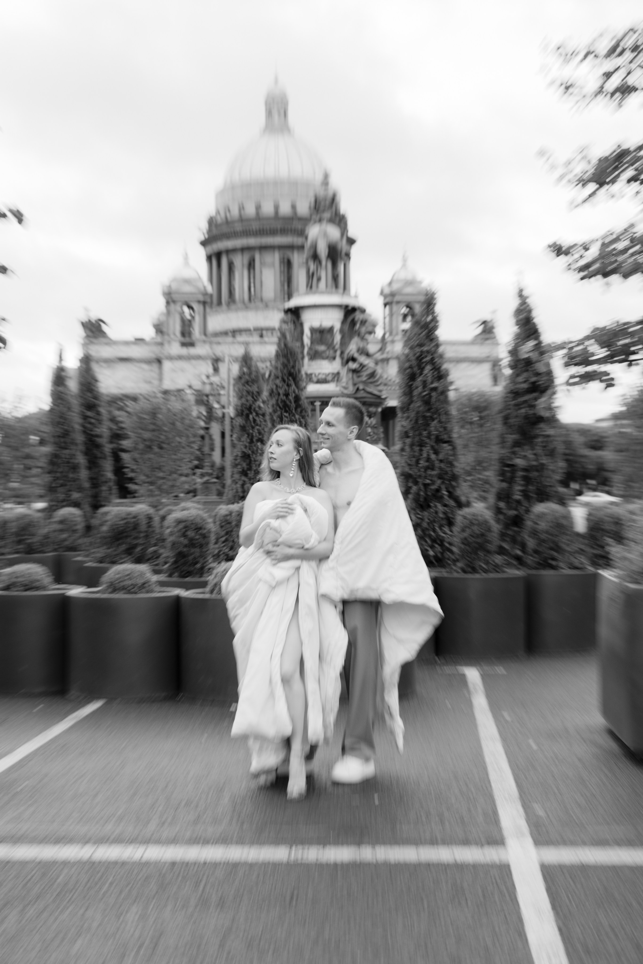 Лавстори прогулка в одеялах по ночному городу летом в Санкт-Петербурге. Фотограф в Санкт-Петербурге Вагнер Юлия