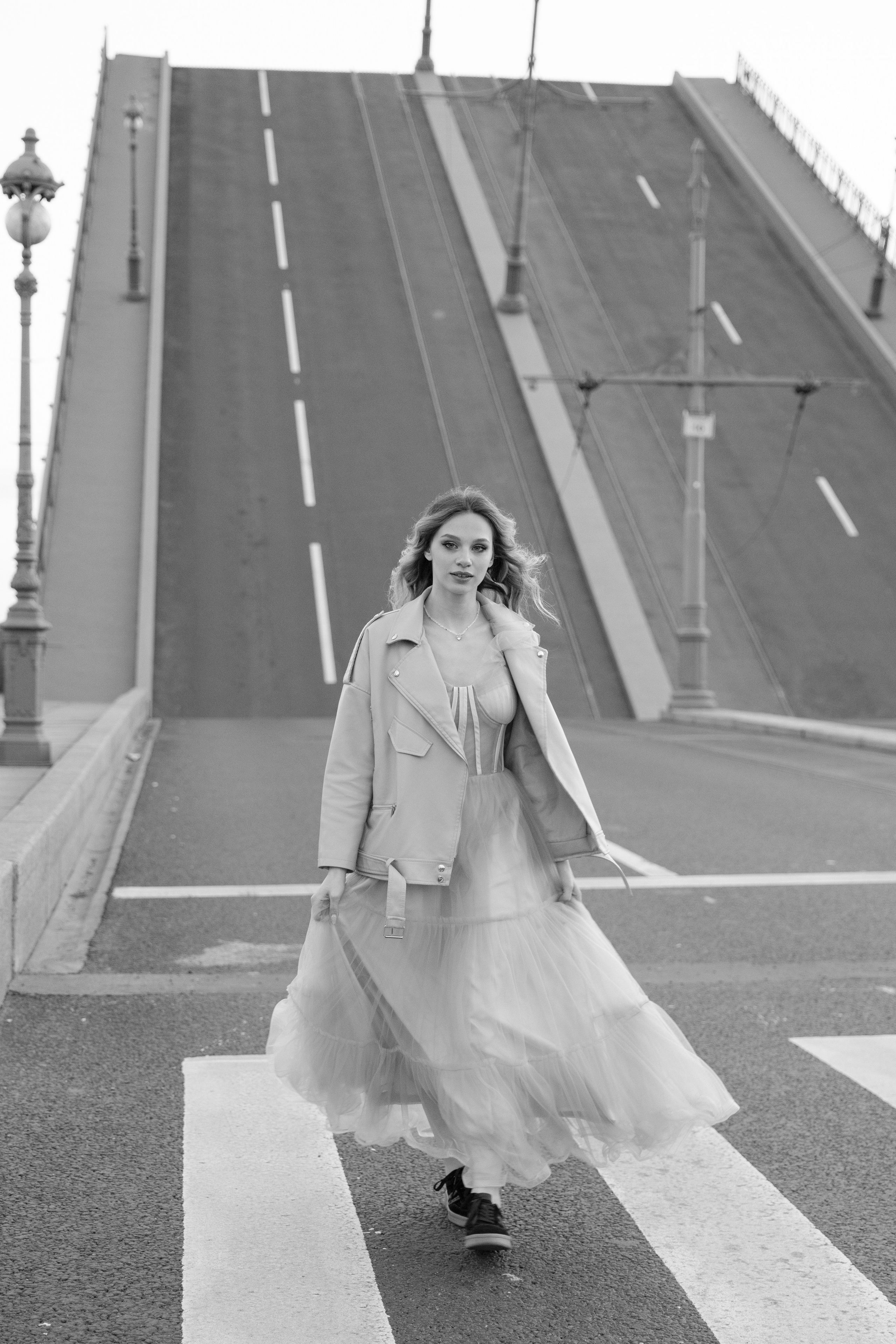 Фотопрогулка на фоне разведенных мостов. Белые ночи Питера. Фотограф в Санкт-Петербурге Вагнер Юлия