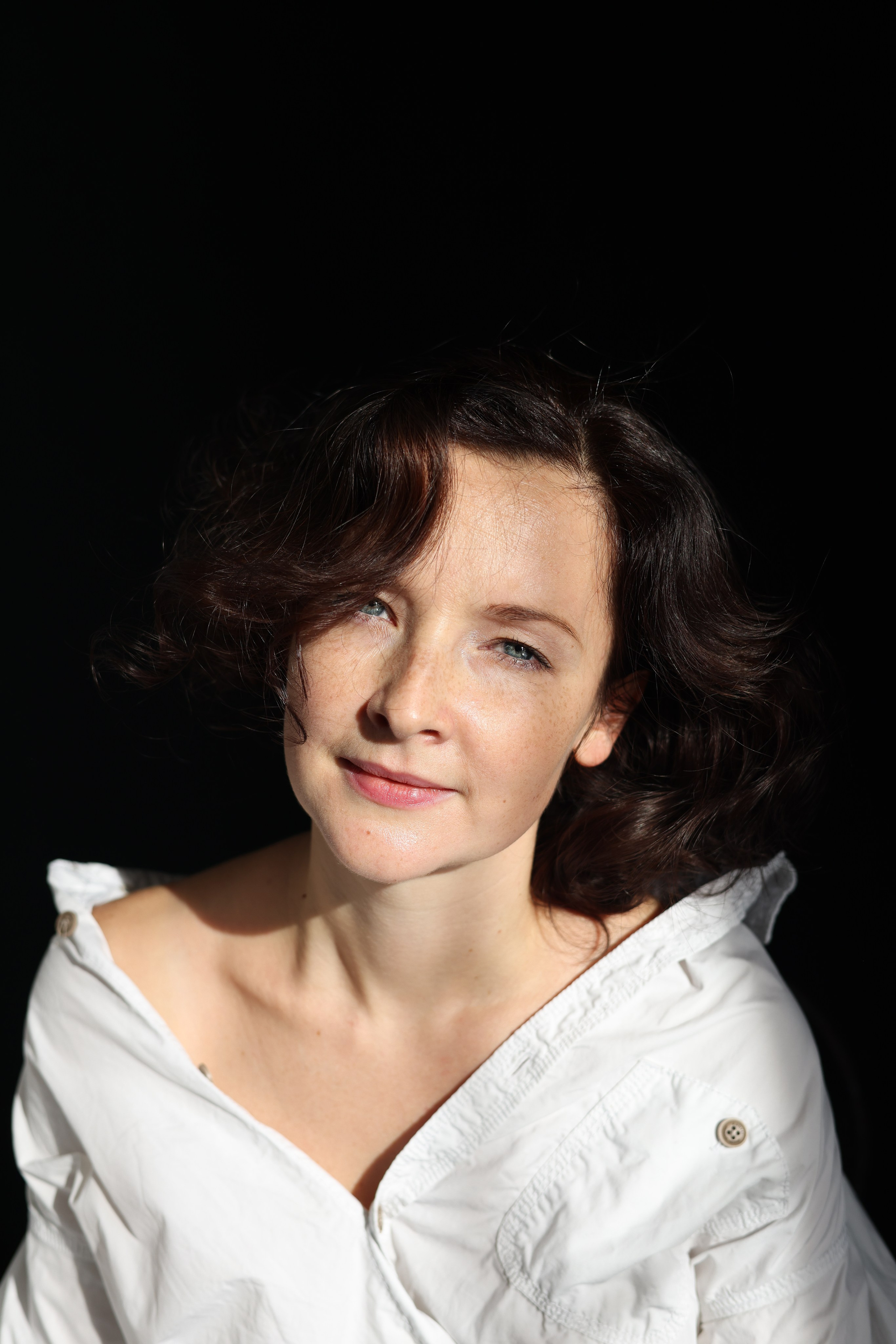 Сьемка в студии, брюнетка на темном фоне Фотограф - Мэри Маршания