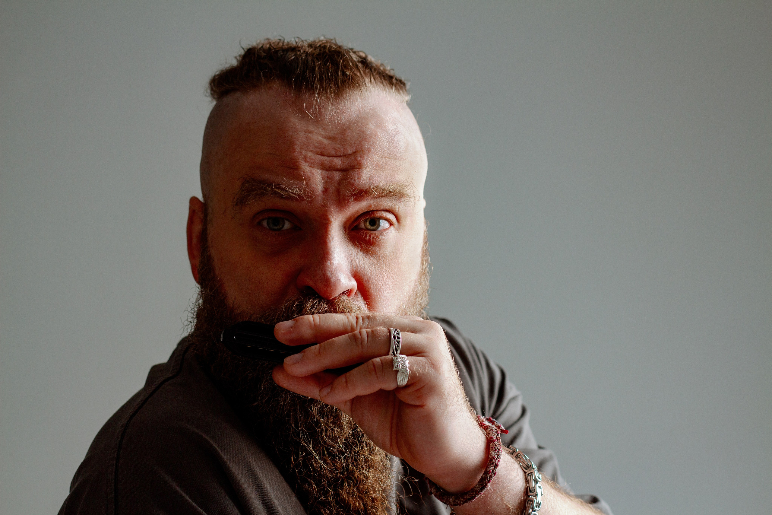 Борис Плотников. Губная гармоника. Мужской портрет, фотосессия для музыканта. Фотограф в Екатеринбурге Пойгина Елена